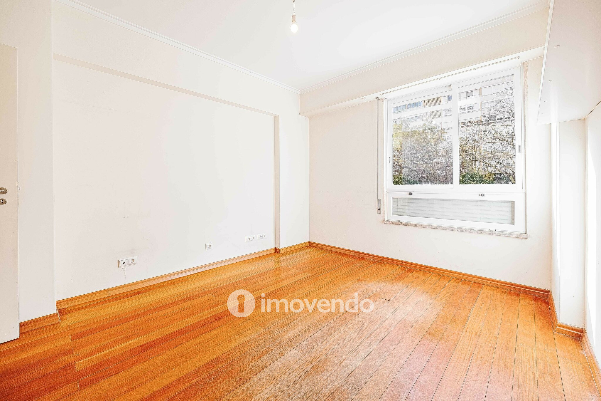 Apartamento T3 pronto a habitar, com estacionamento, na Portela