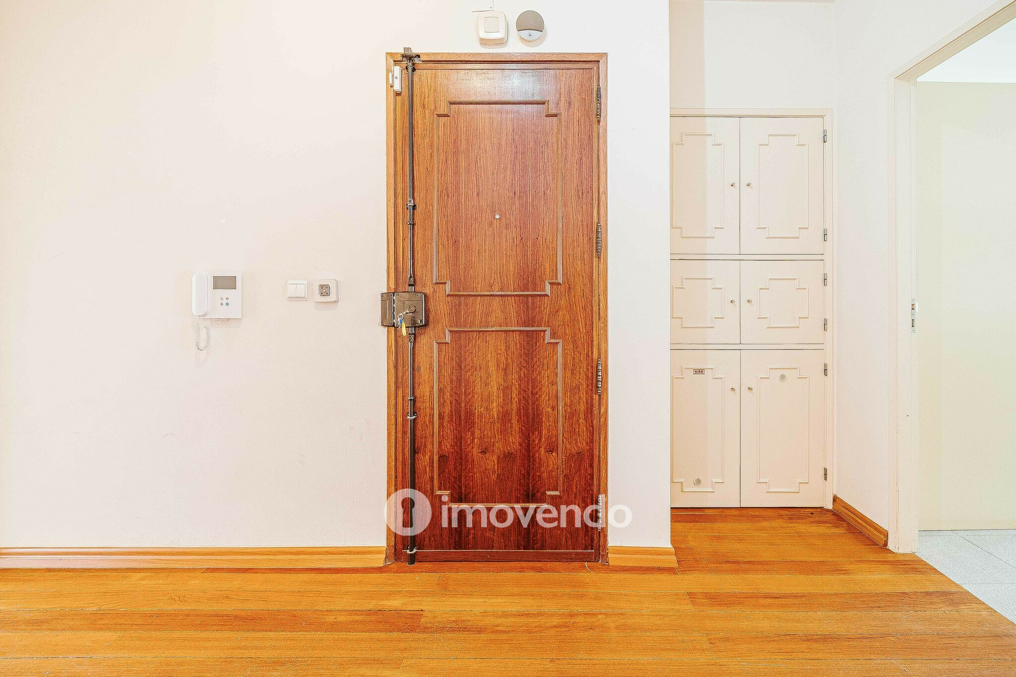 Apartamento T3 pronto a habitar, com estacionamento, na Portela