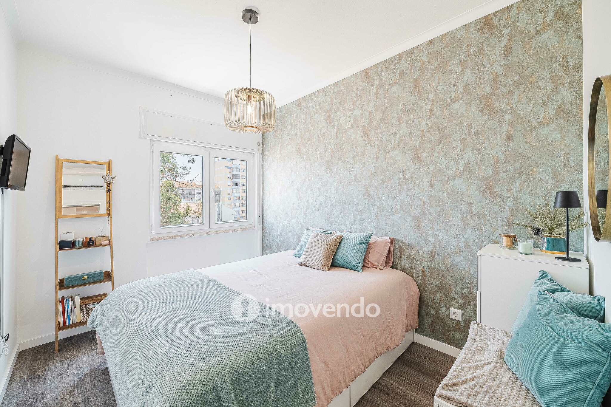 Apartamento T2 totalmente remodelado, nos Foros da Amora
