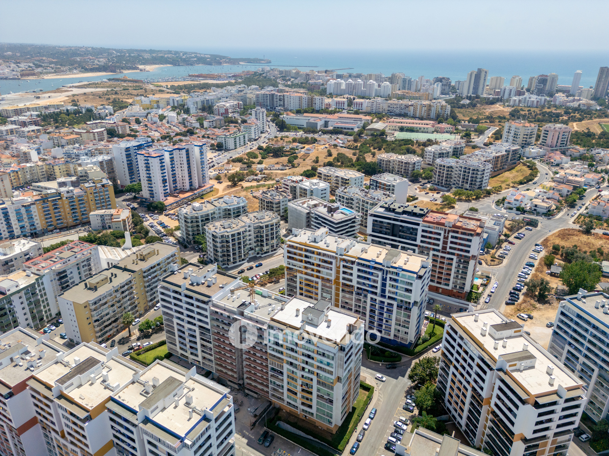 Apartamento T2 exclusivo, em condomínio com piscina, em Portimão