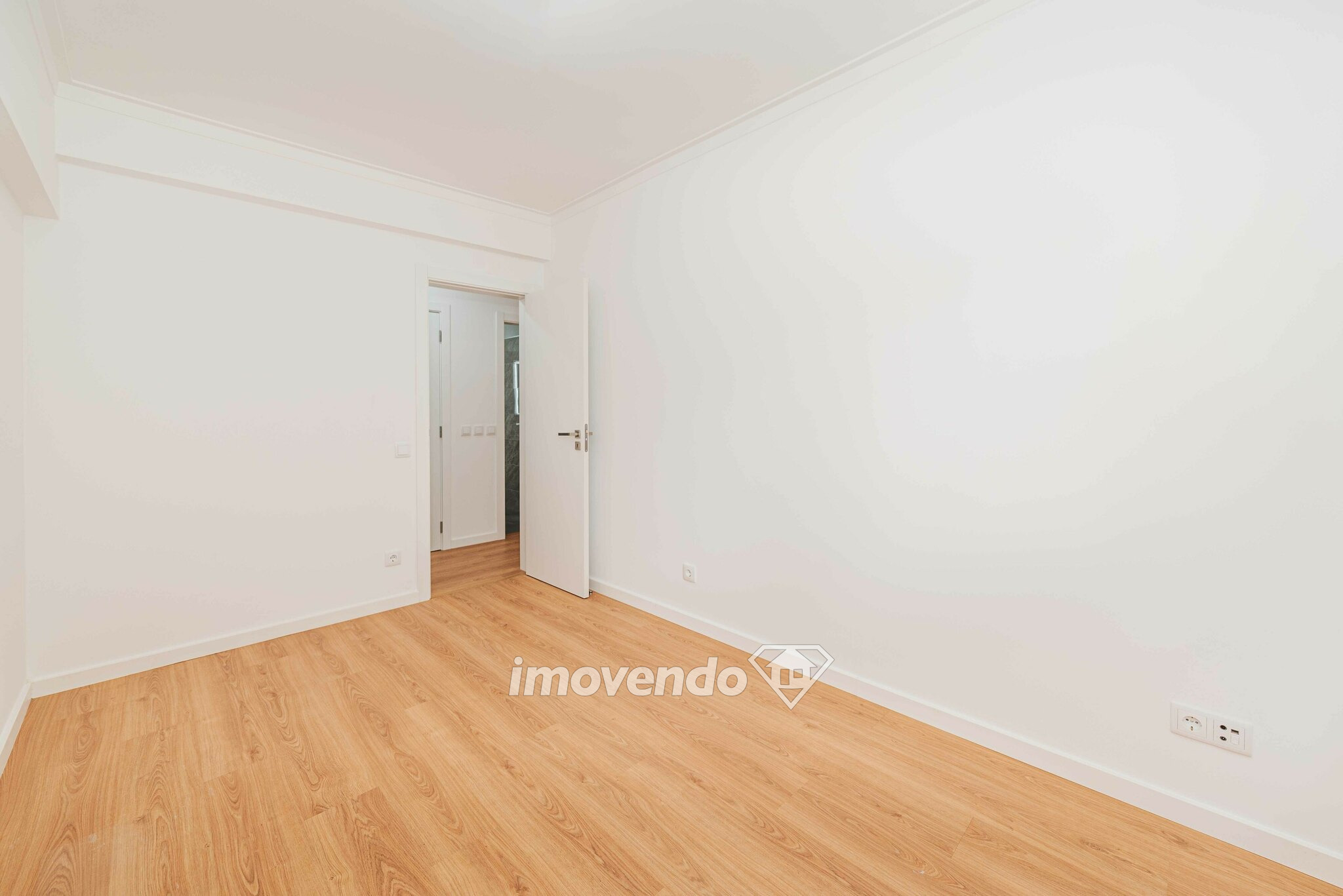 Apartamento T3 totalmente remodelado, pronto a habitar, em Mem-Martins