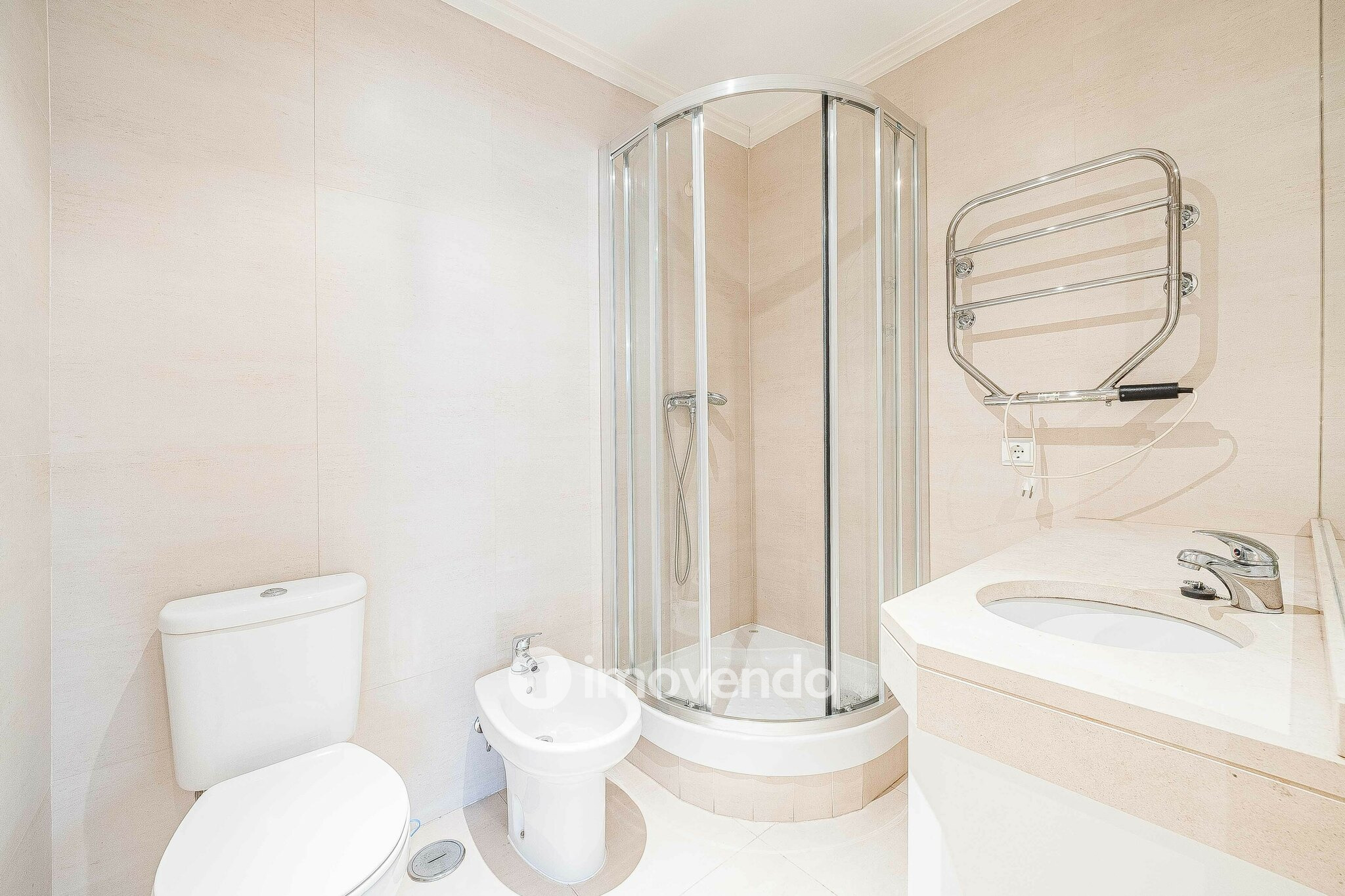 Apartamento T3 pronto a habitar, com estacionamento, na Portela