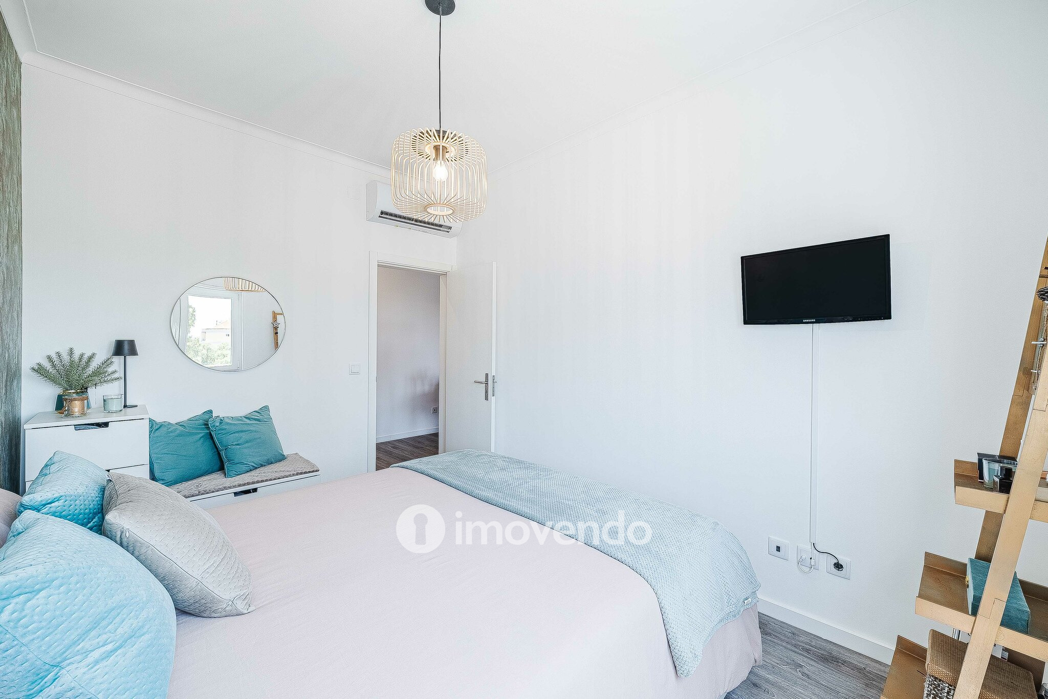 Apartamento T2 totalmente remodelado, nos Foros da Amora
