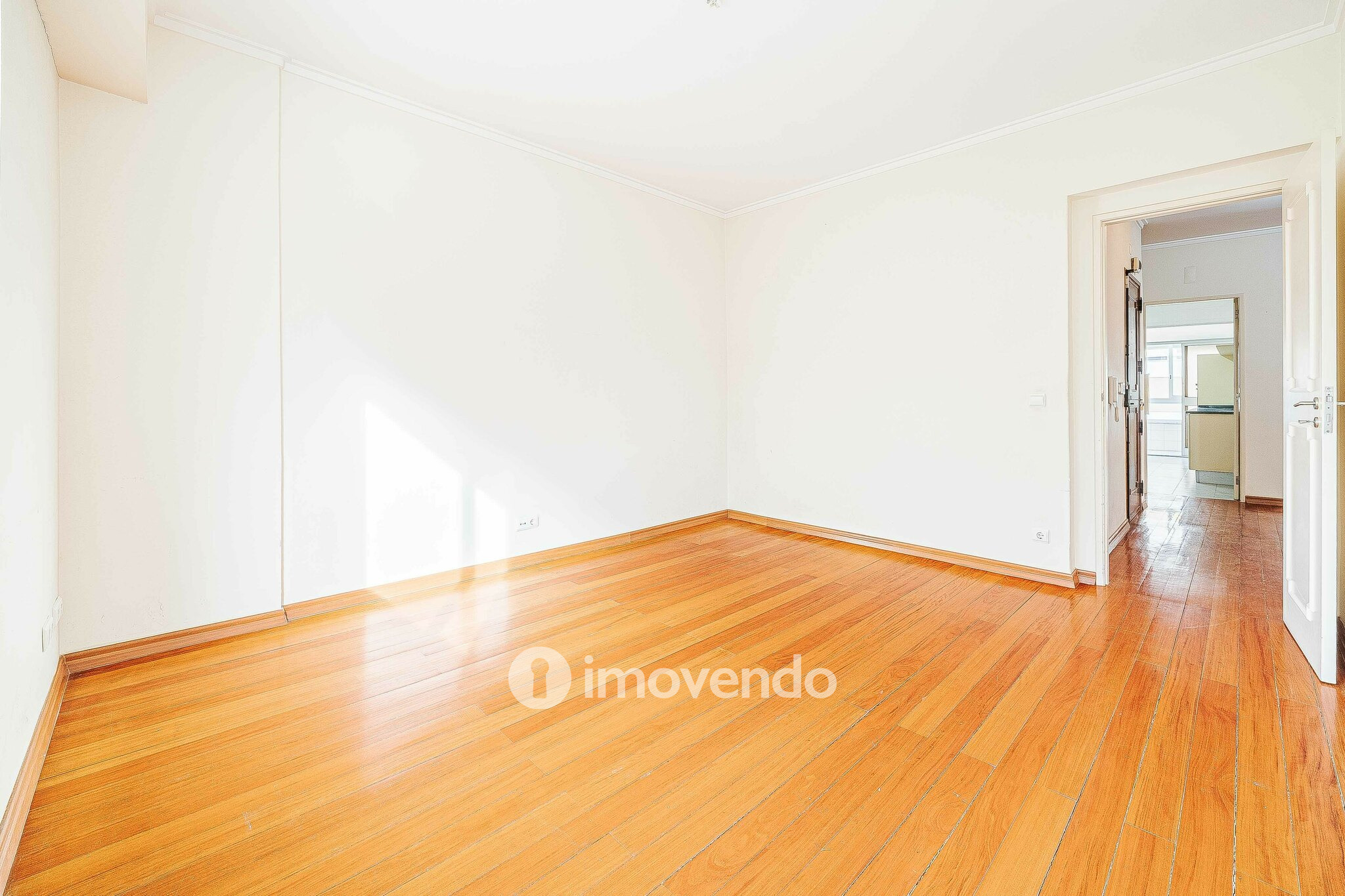 Apartamento T3 pronto a habitar, com estacionamento, na Portela