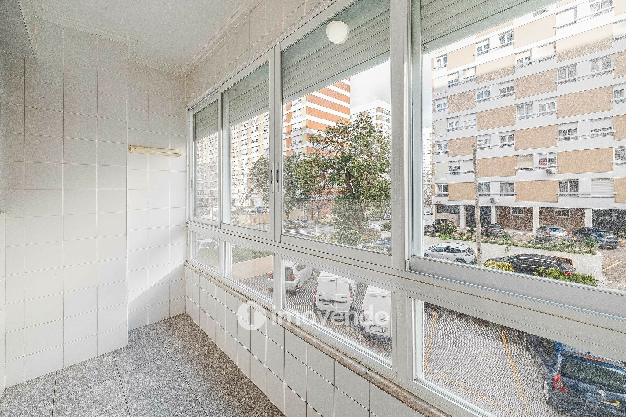 Apartamento T3 pronto a habitar, com estacionamento, na Portela