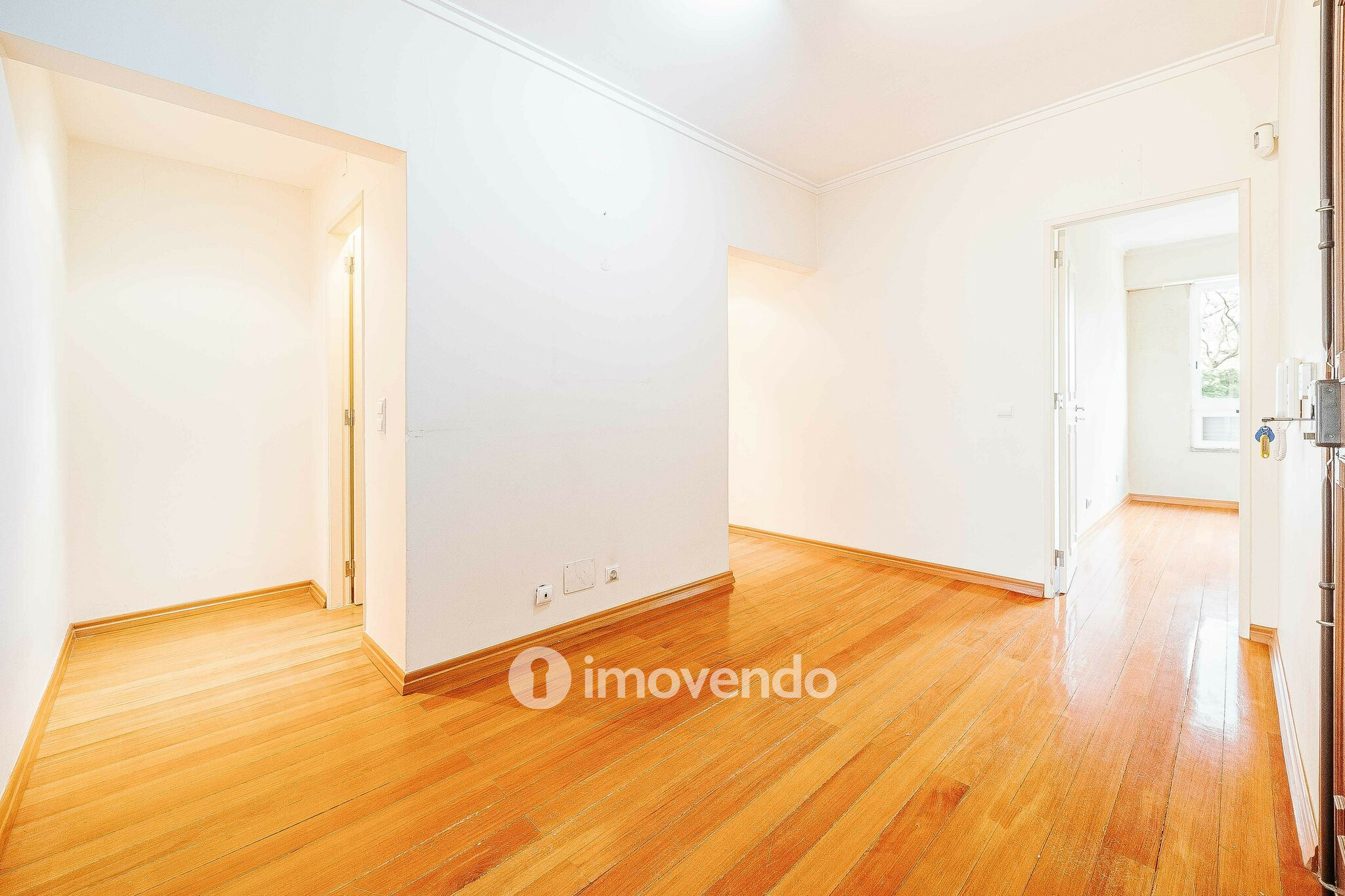 Apartamento T3 pronto a habitar, com estacionamento, na Portela