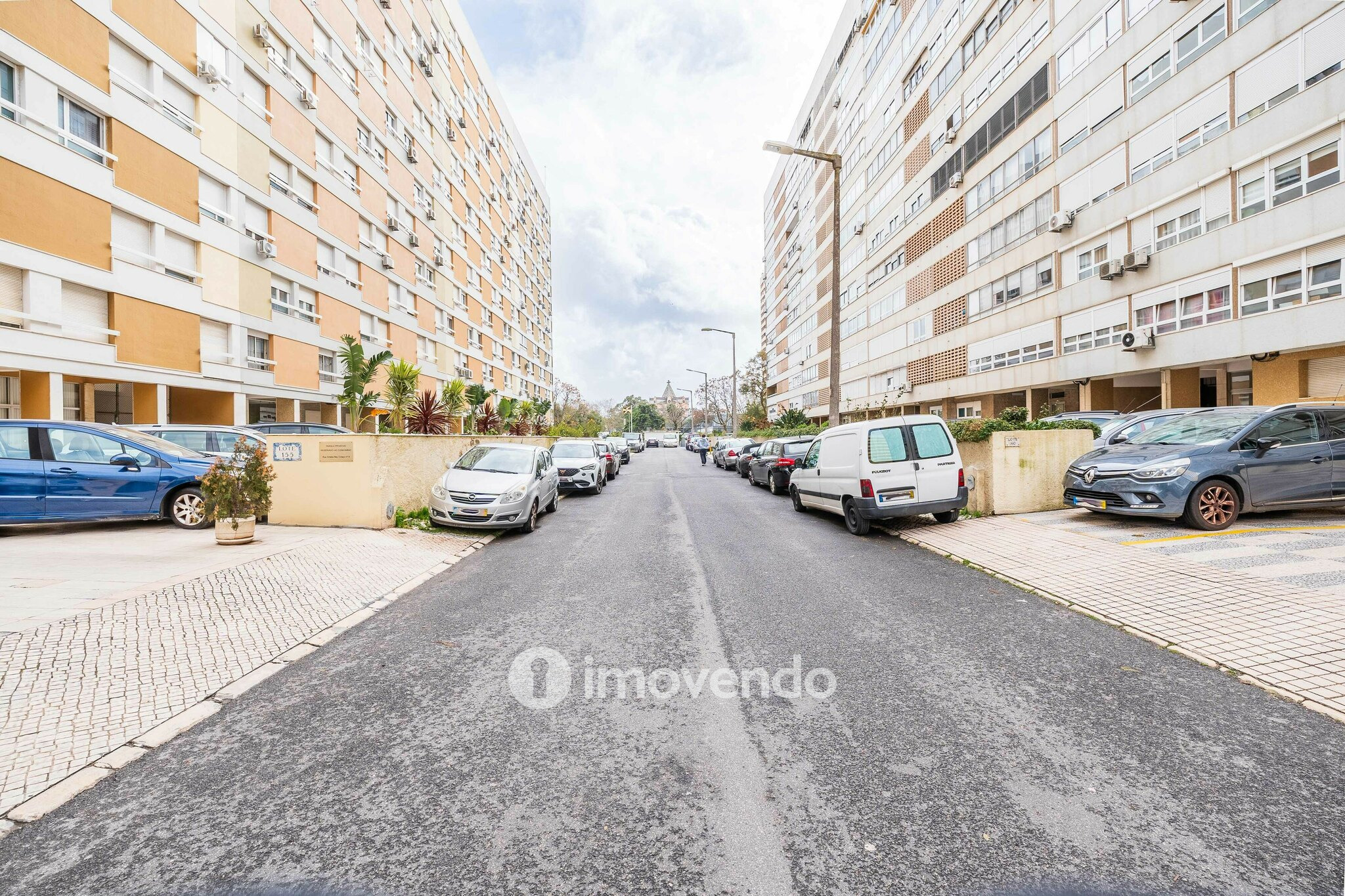 Apartamento T3 pronto a habitar, com estacionamento, na Portela