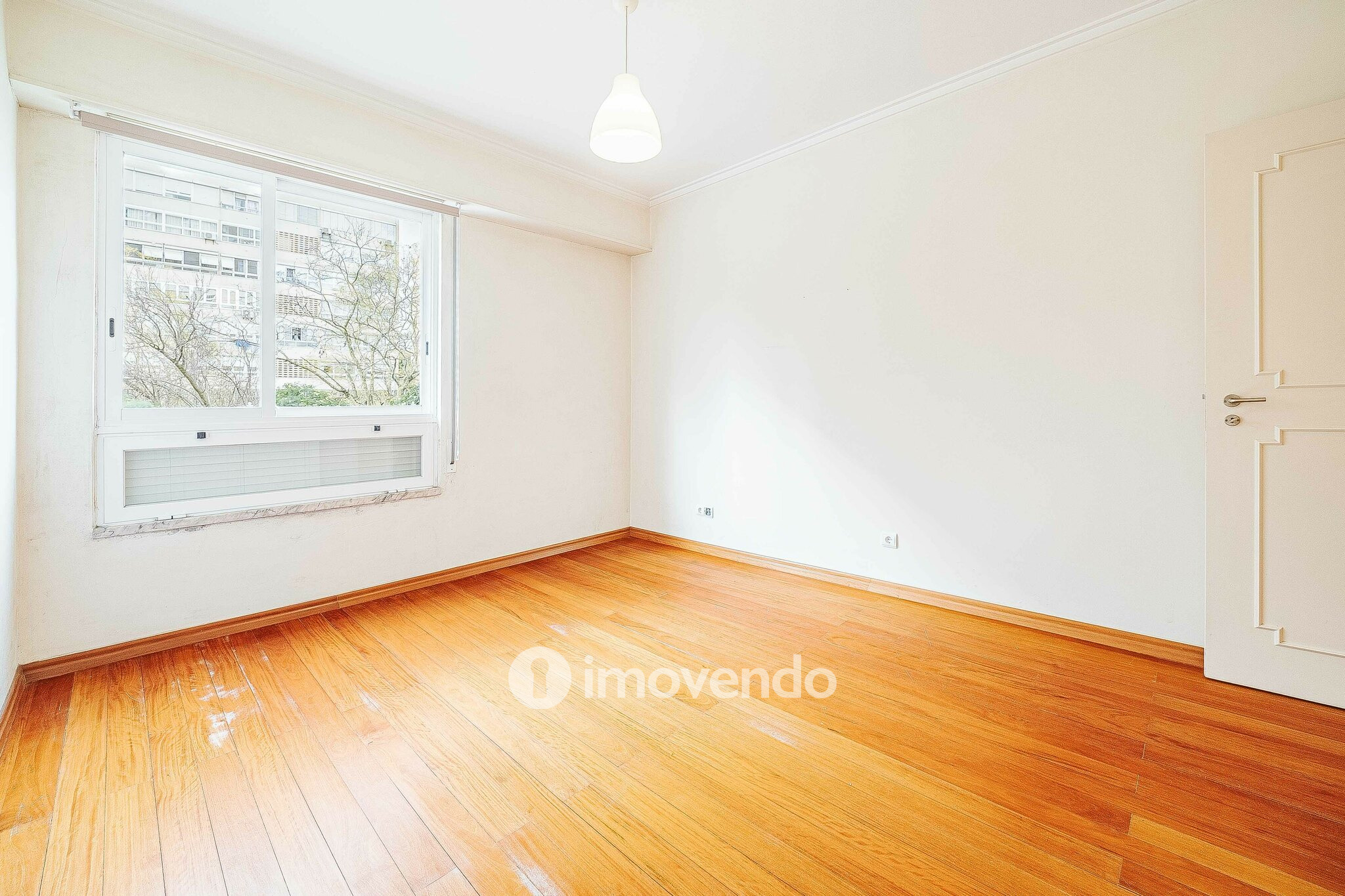 Apartamento T3 pronto a habitar, com estacionamento, na Portela