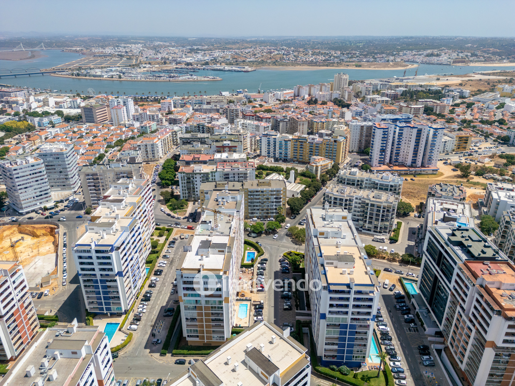 Apartamento T2 exclusivo, em condomínio com piscina, em Portimão