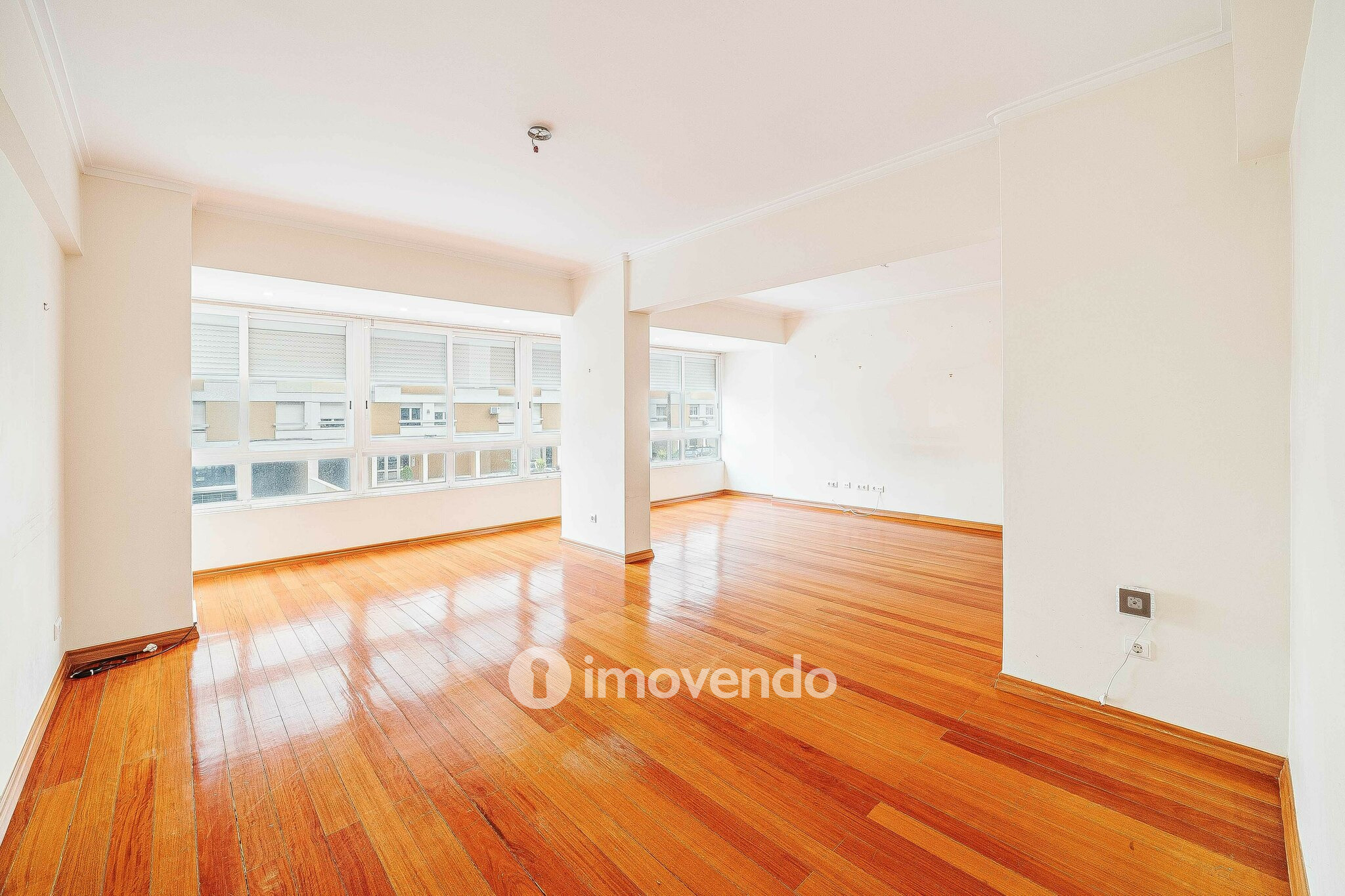 Apartamento T3 pronto a habitar, com estacionamento, na Portela