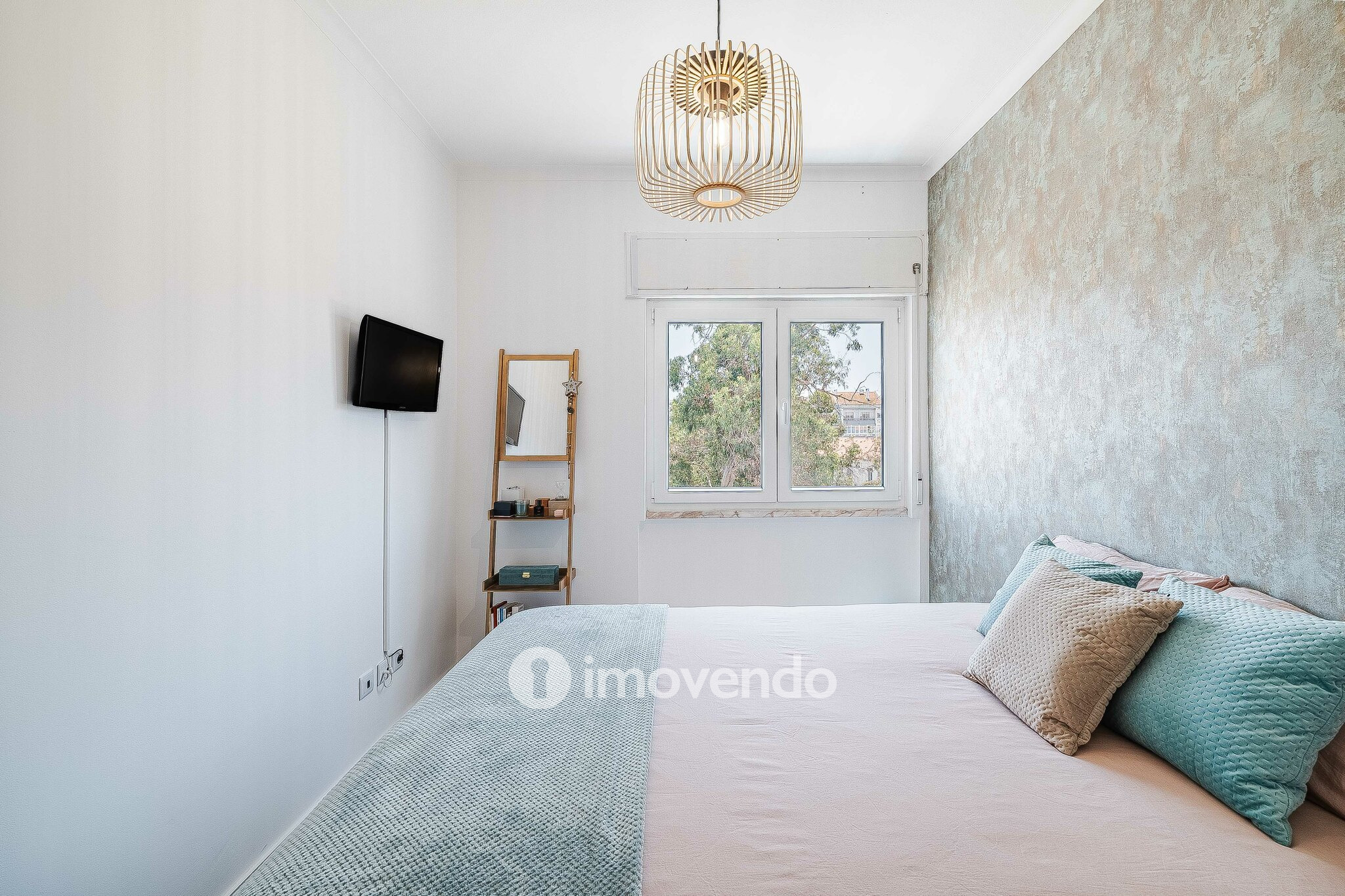 Apartamento T2 totalmente remodelado, nos Foros da Amora