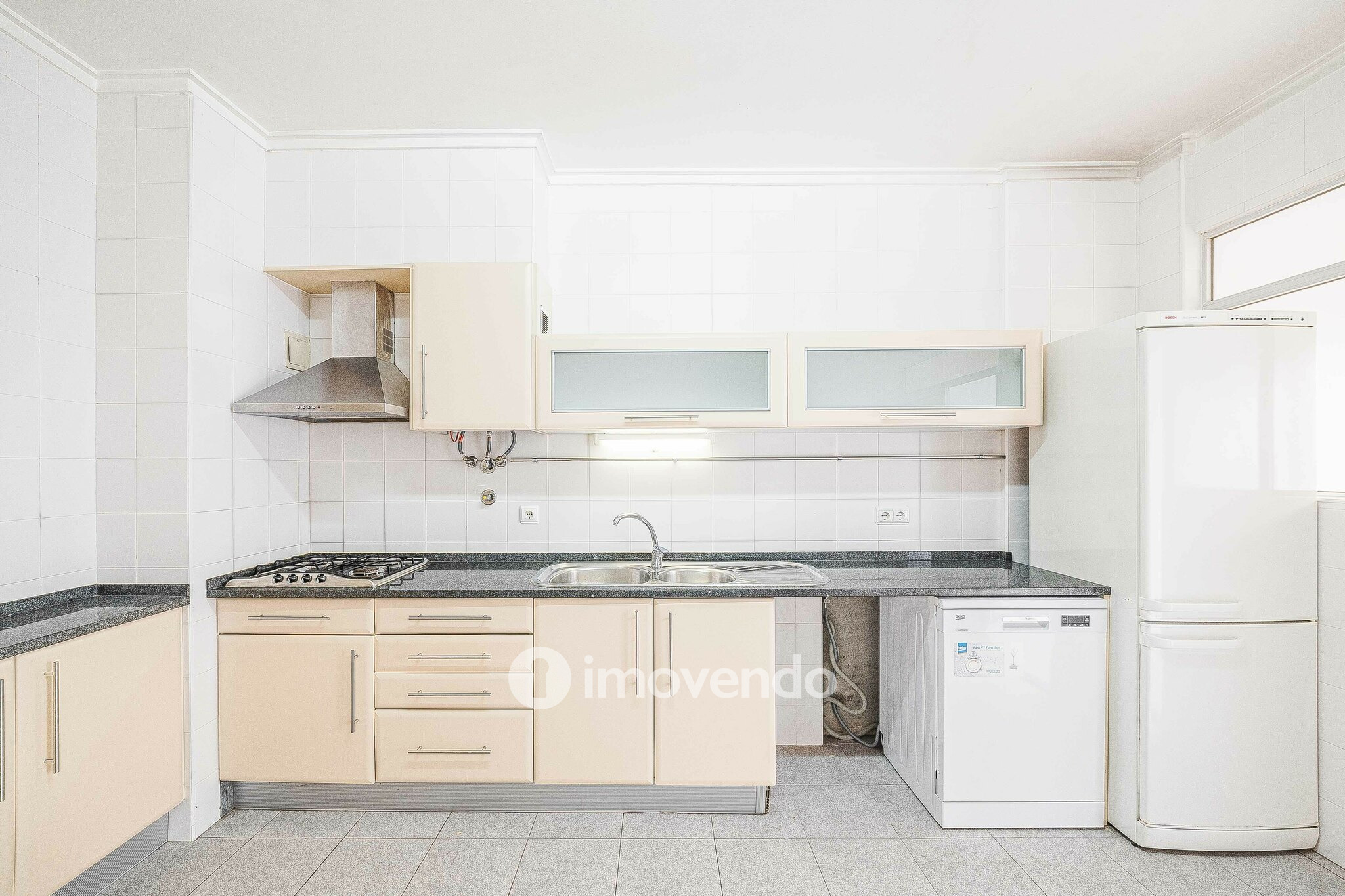 Apartamento T3 pronto a habitar, com estacionamento, na Portela