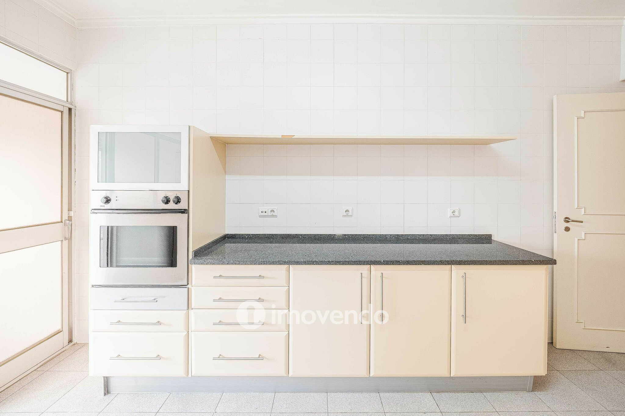 Apartamento T3 pronto a habitar, com estacionamento, na Portela