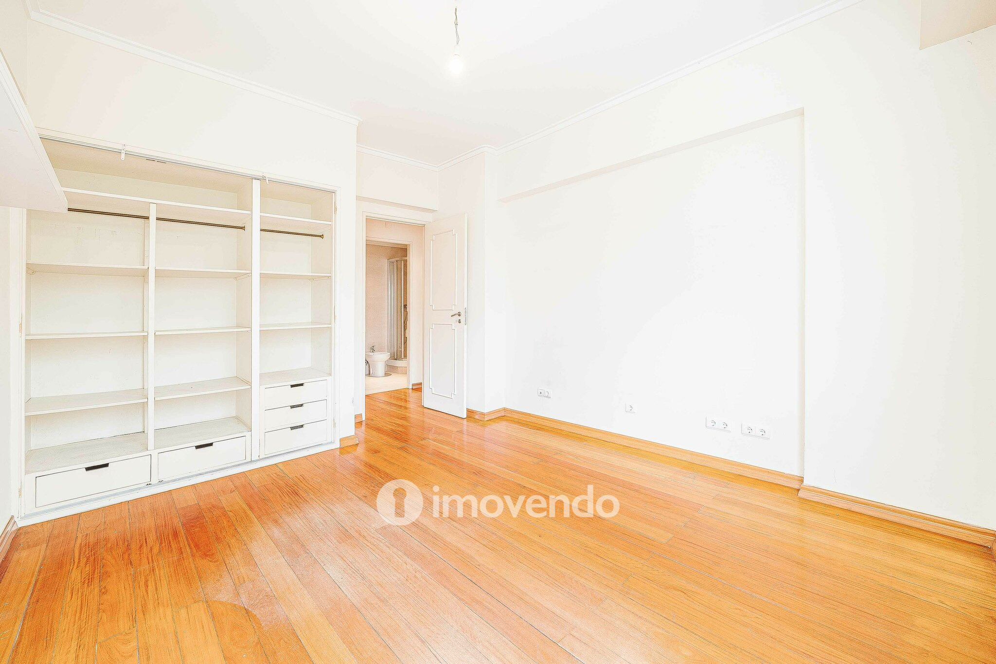 Apartamento T3 pronto a habitar, com estacionamento, na Portela