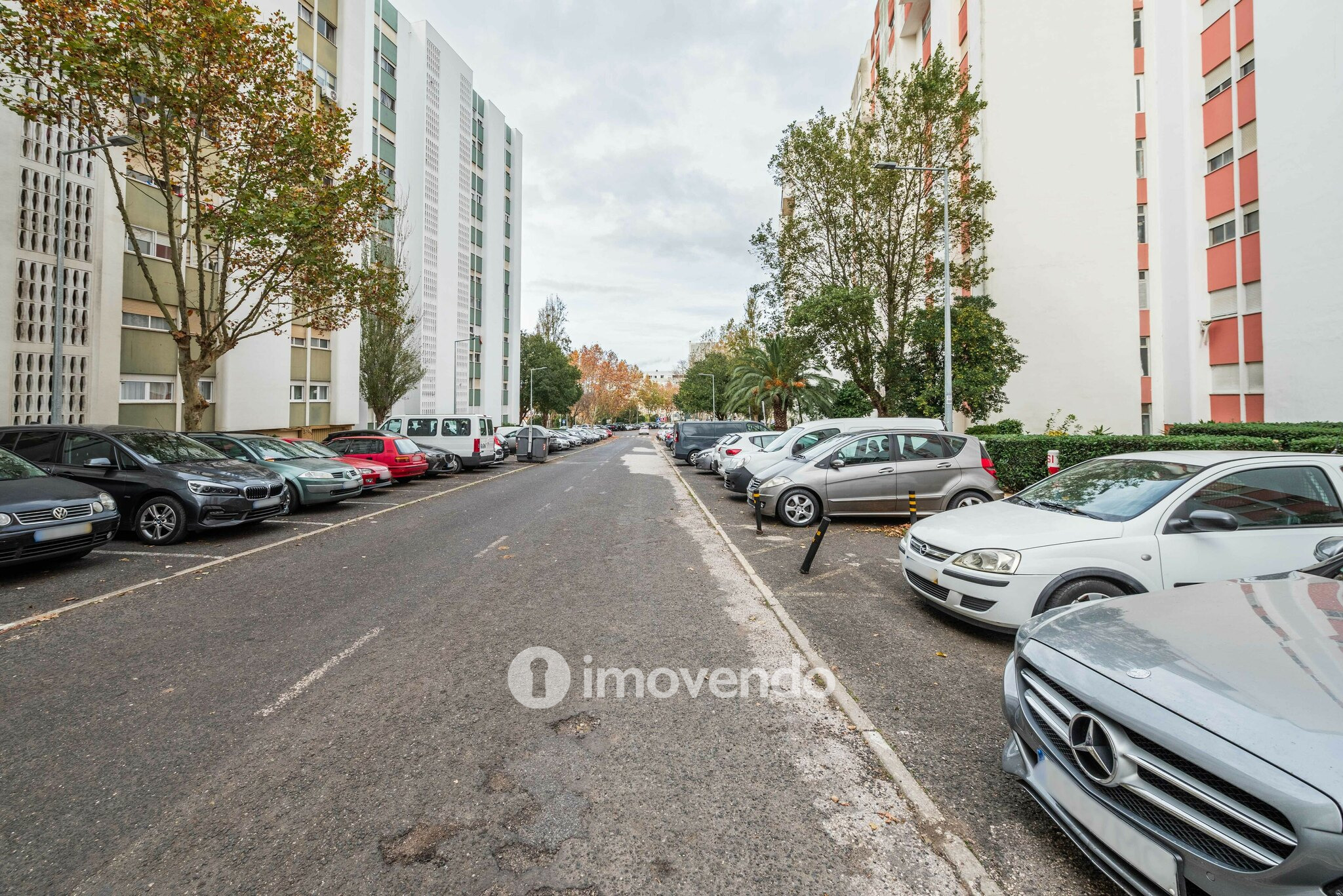 Apartamento T2, com cozinha equipada, em Santo António dos Cavaleiros