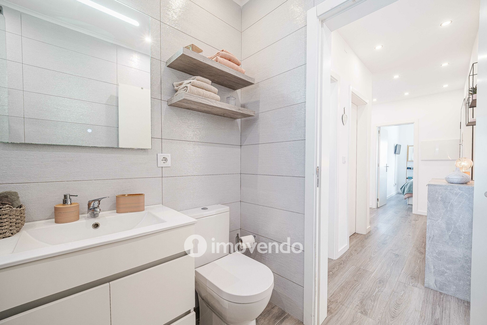 Apartamento T2 totalmente remodelado, nos Foros da Amora