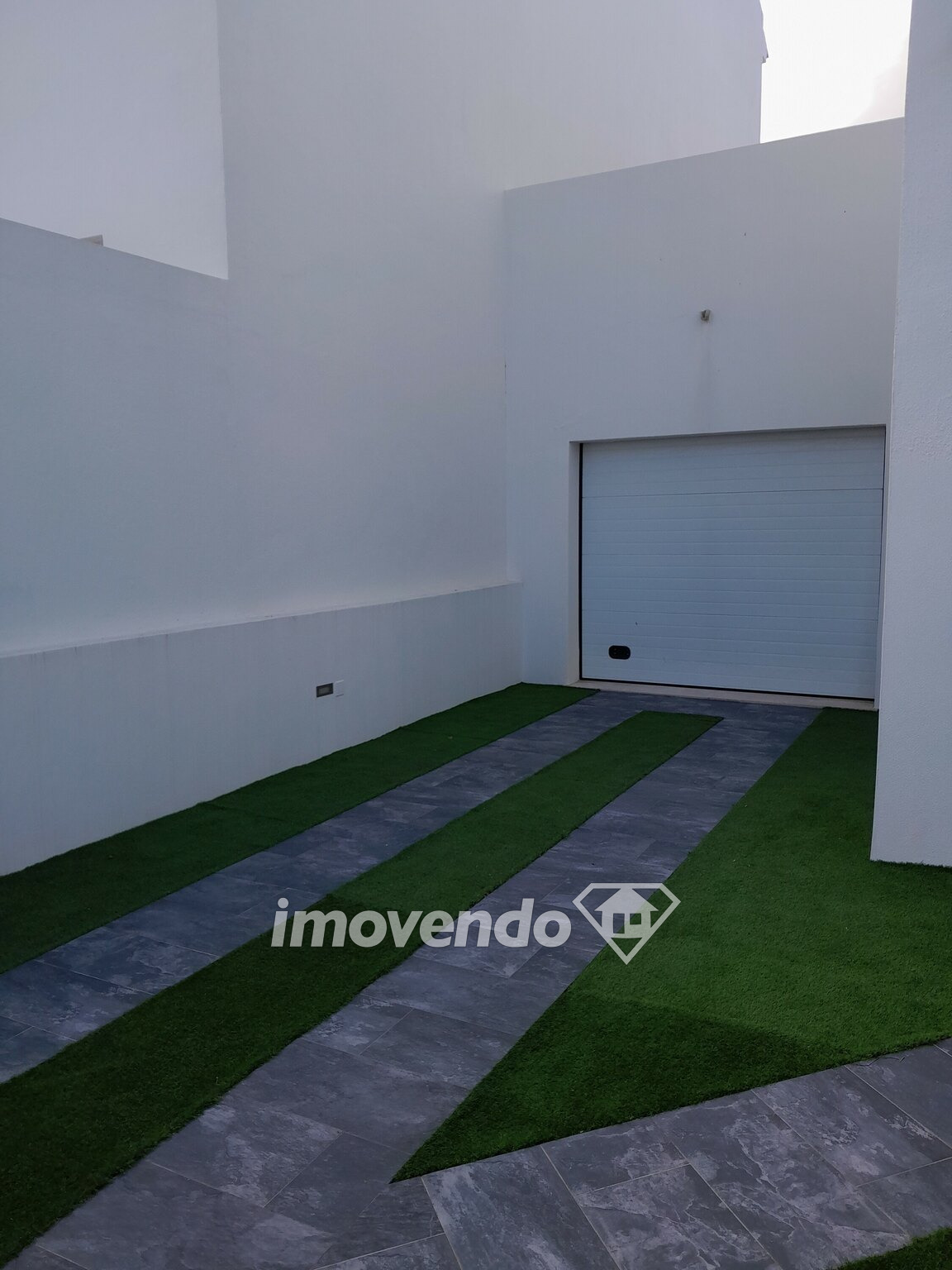 Moradia T4, com garagem e piscina, na Urbanização Portais da Arrábida