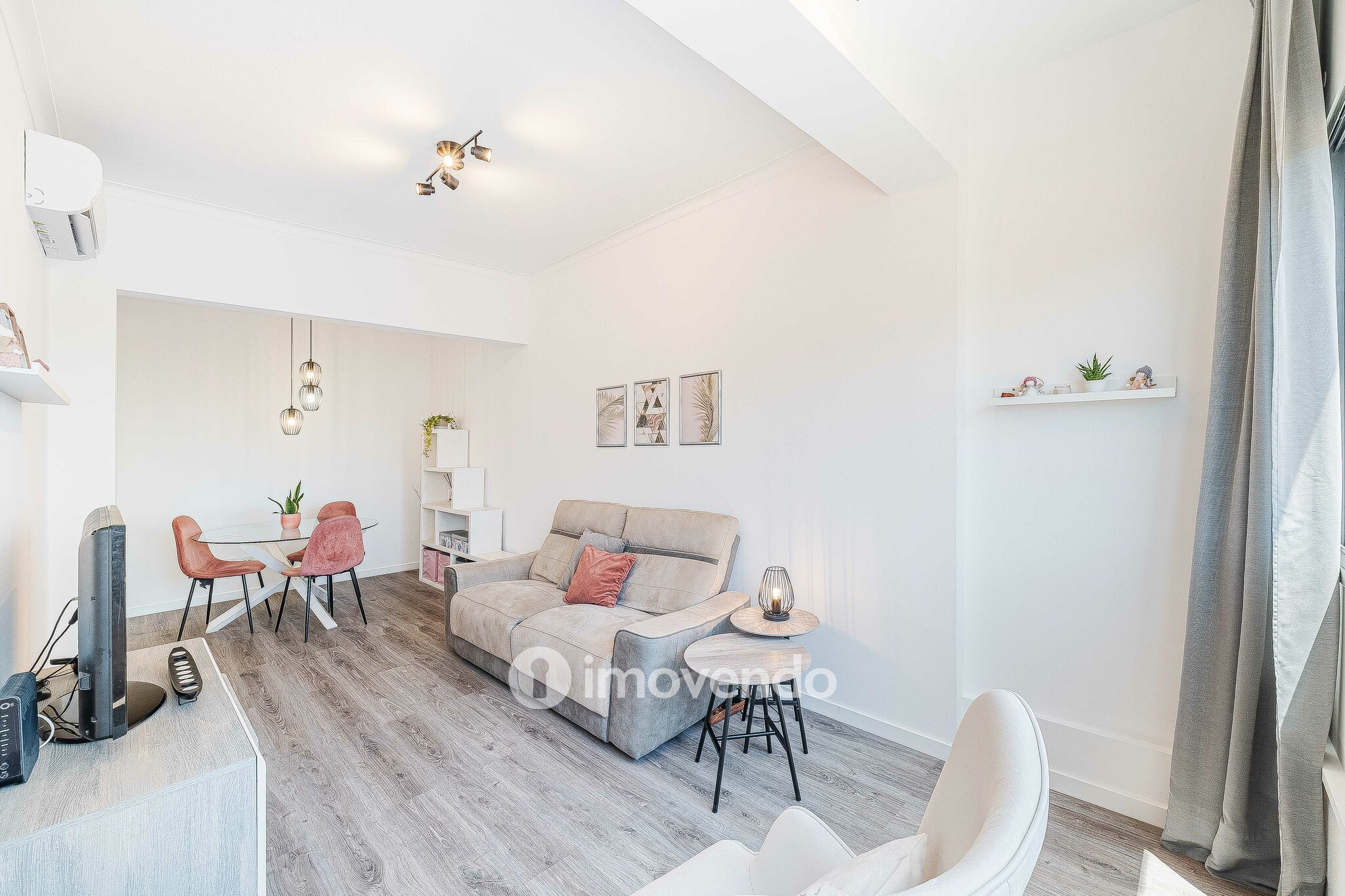 Apartamento T2 totalmente remodelado, nos Foros da Amora