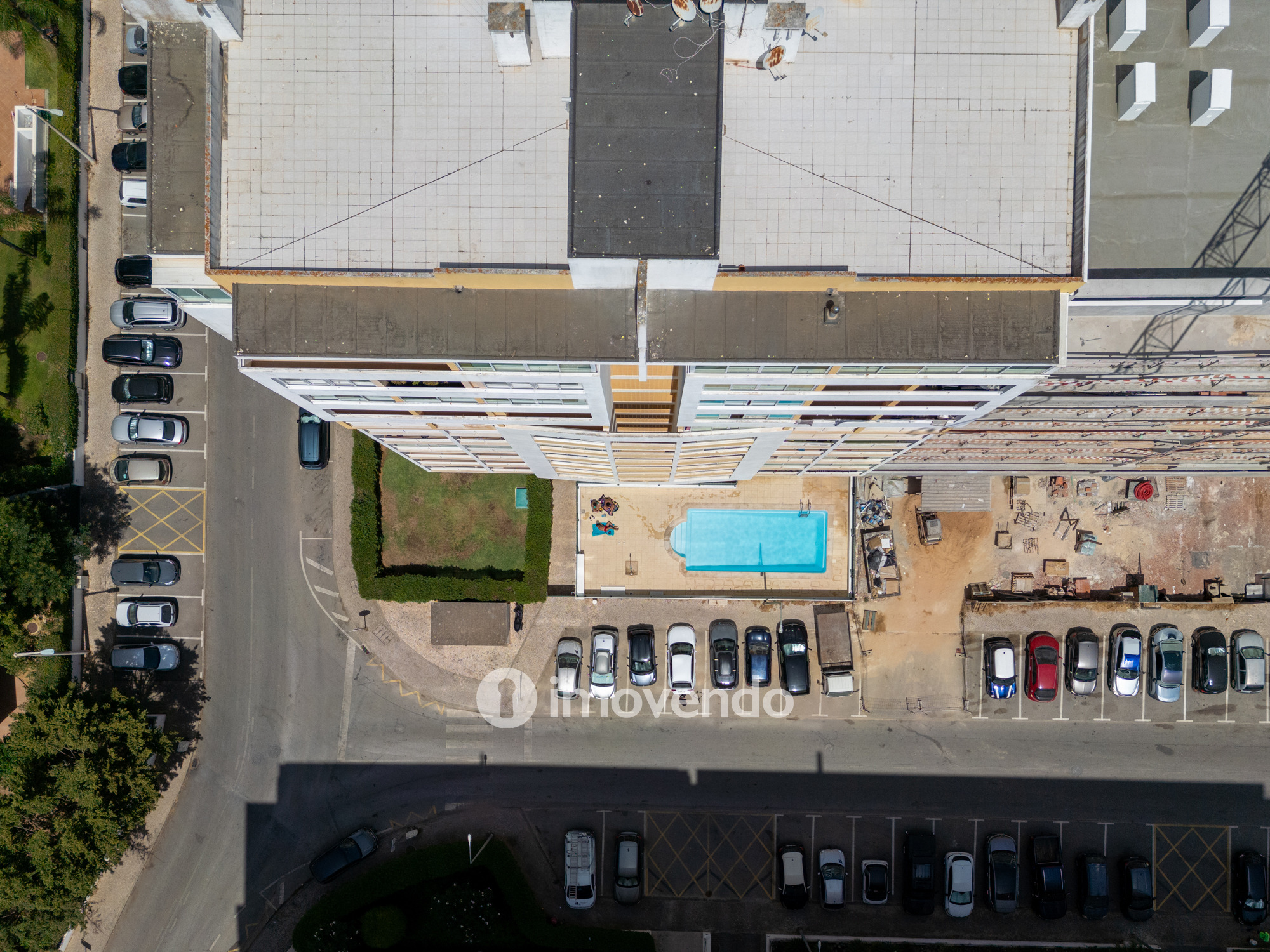 Apartamento T2 exclusivo, em condomínio com piscina, em Portimão