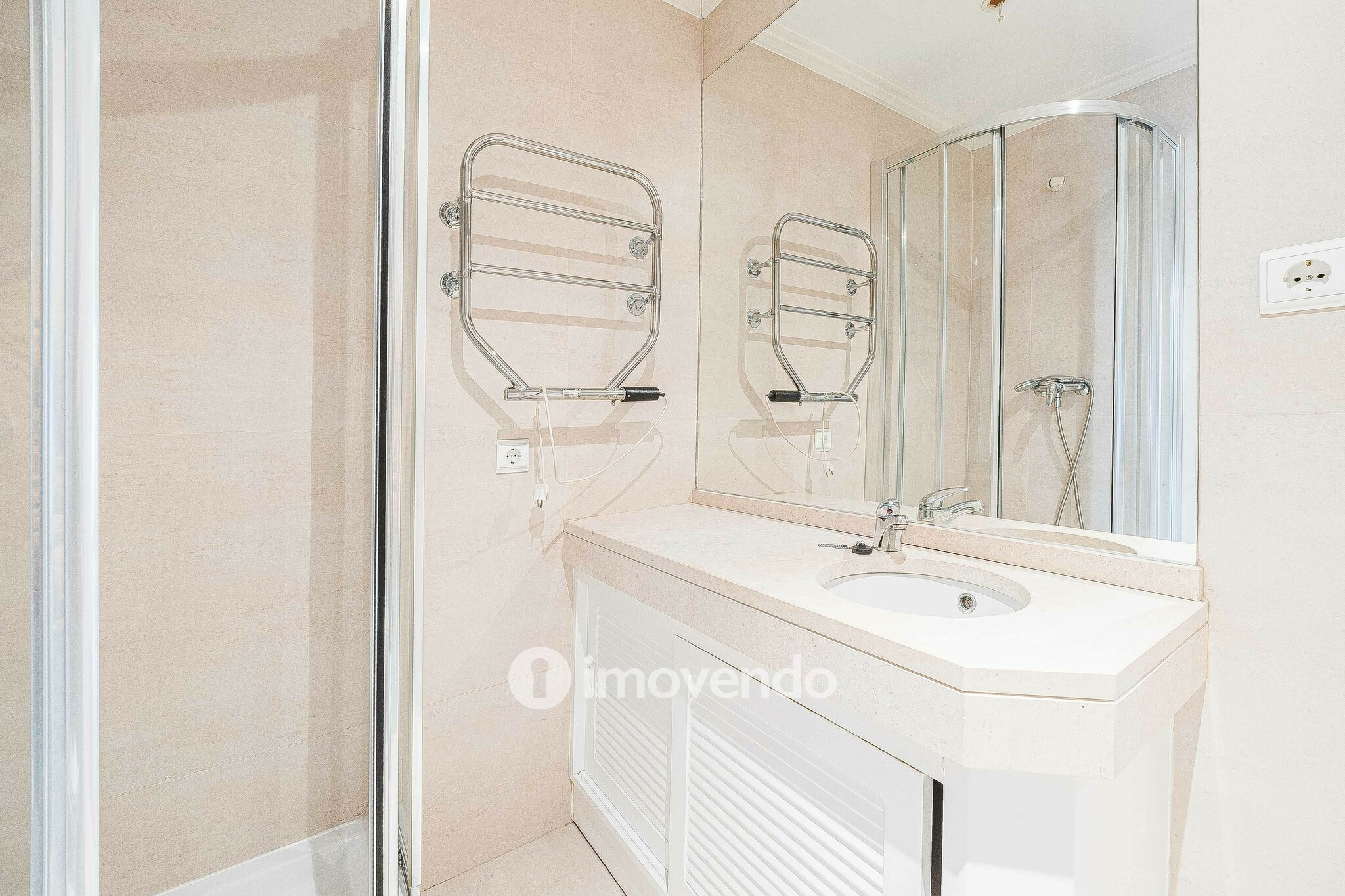 Apartamento T3 pronto a habitar, com estacionamento, na Portela