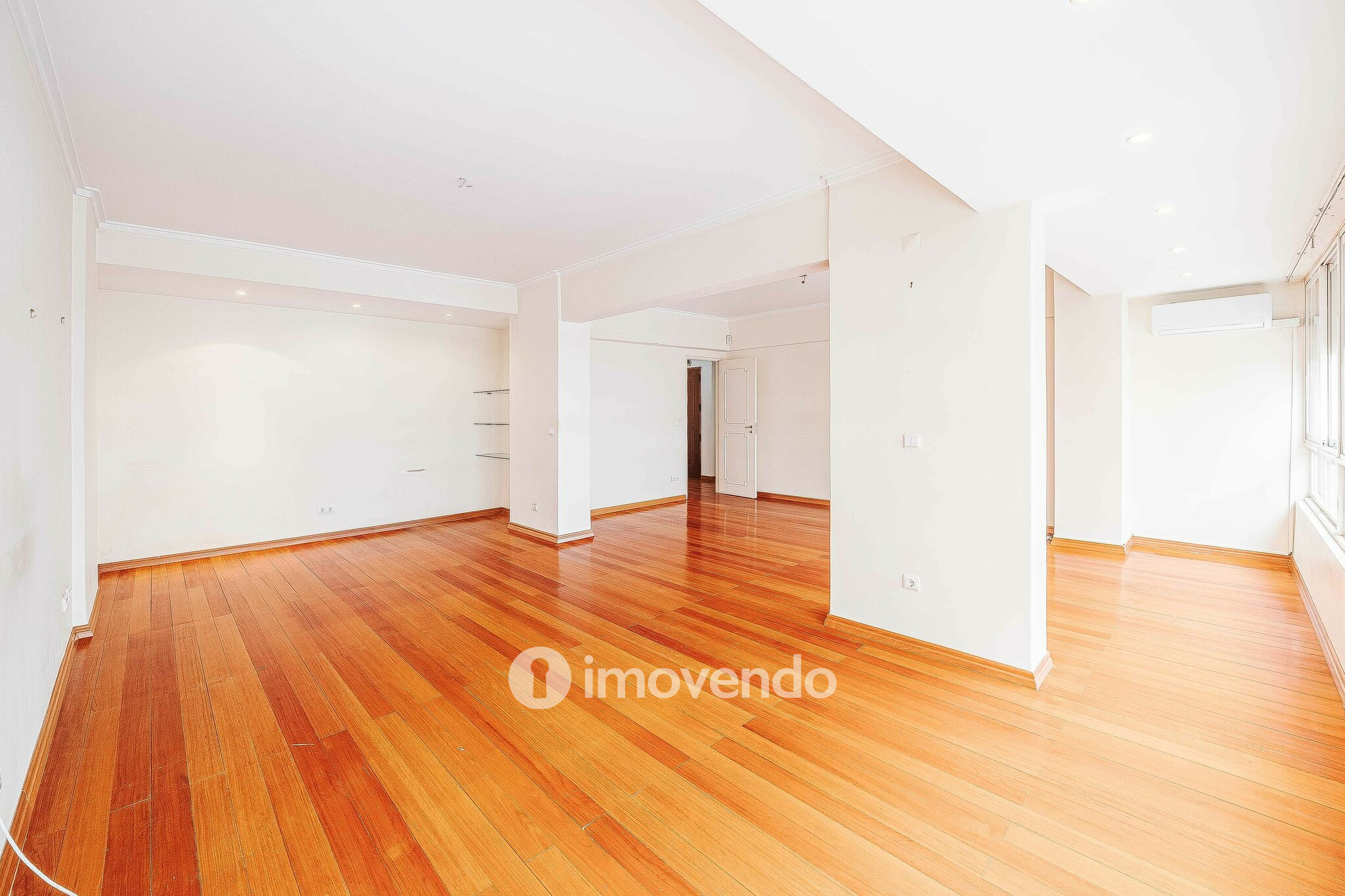 Apartamento T3 pronto a habitar, com estacionamento, na Portela