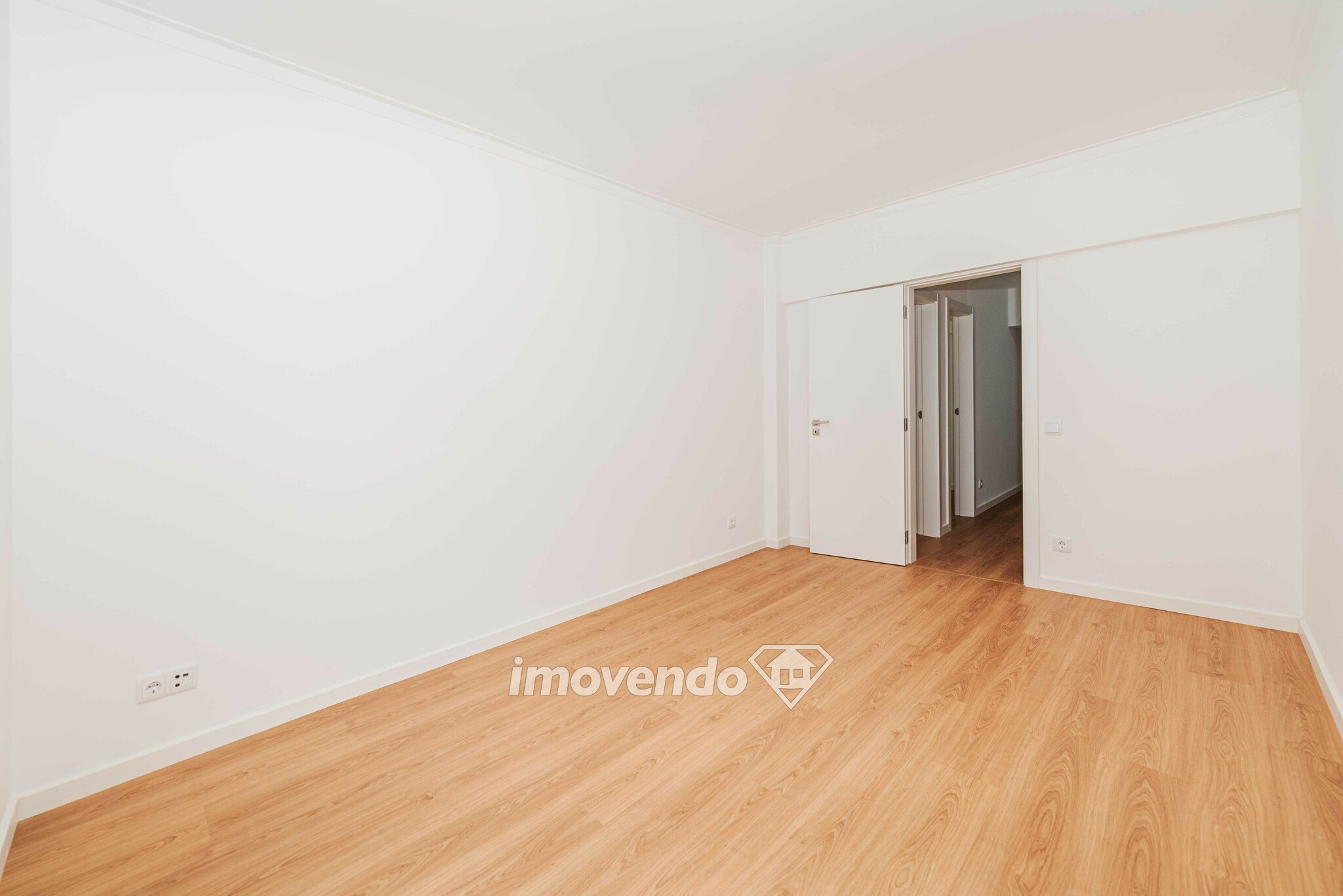 Apartamento T3 totalmente remodelado, pronto a habitar, em Mem-Martins