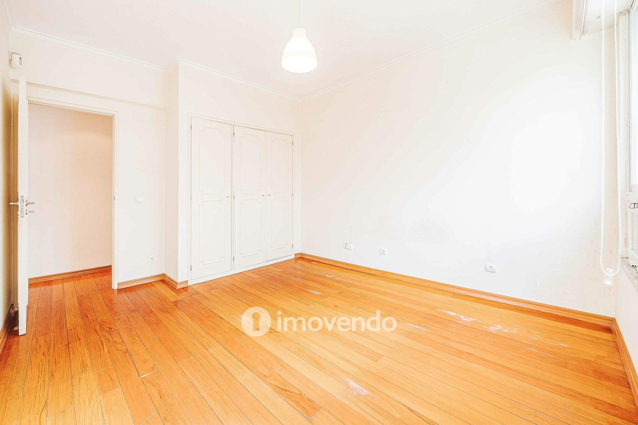 Apartamento T3 pronto a habitar, com estacionamento, na Portela