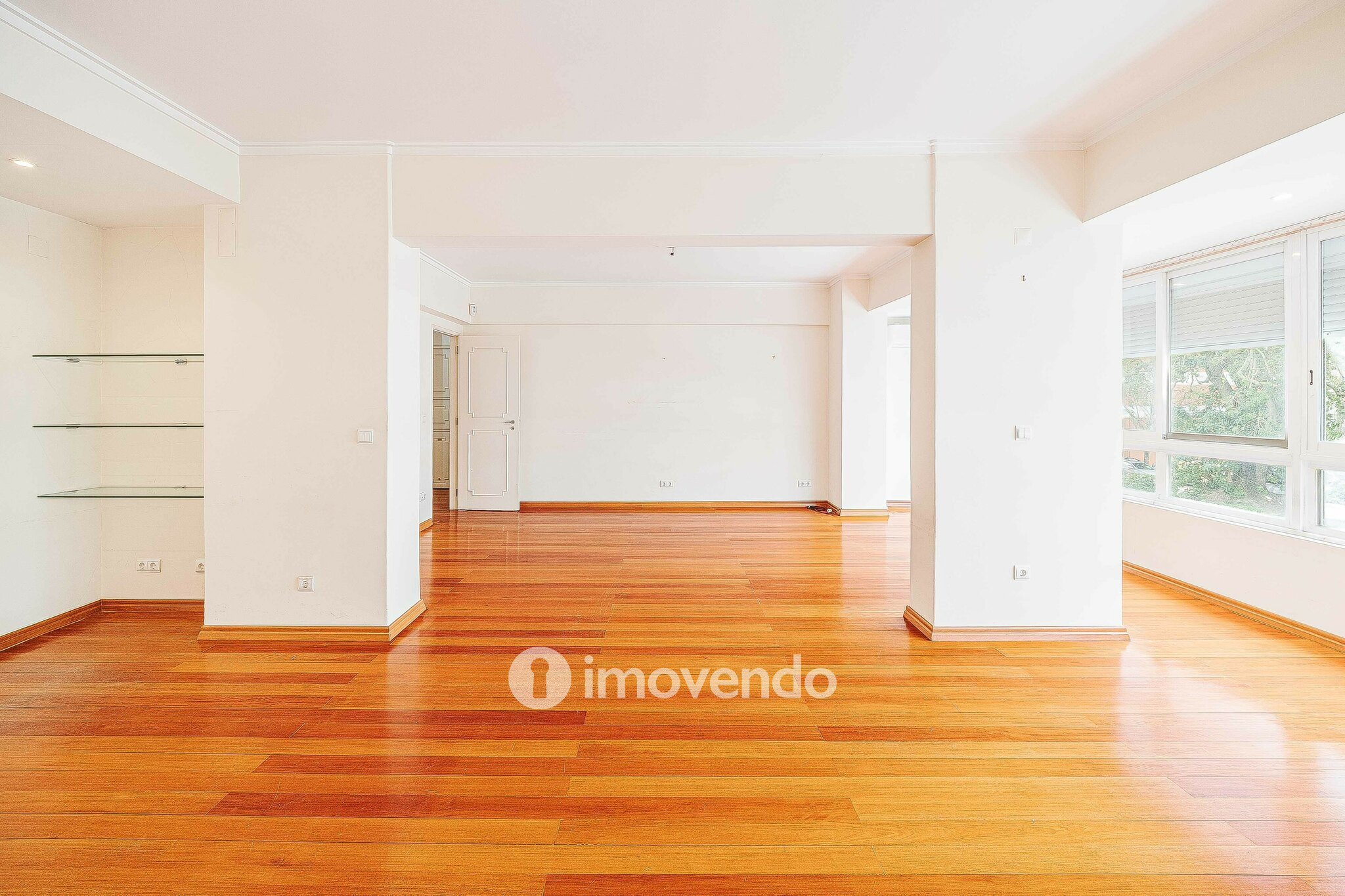 Apartamento T3 pronto a habitar, com estacionamento, na Portela