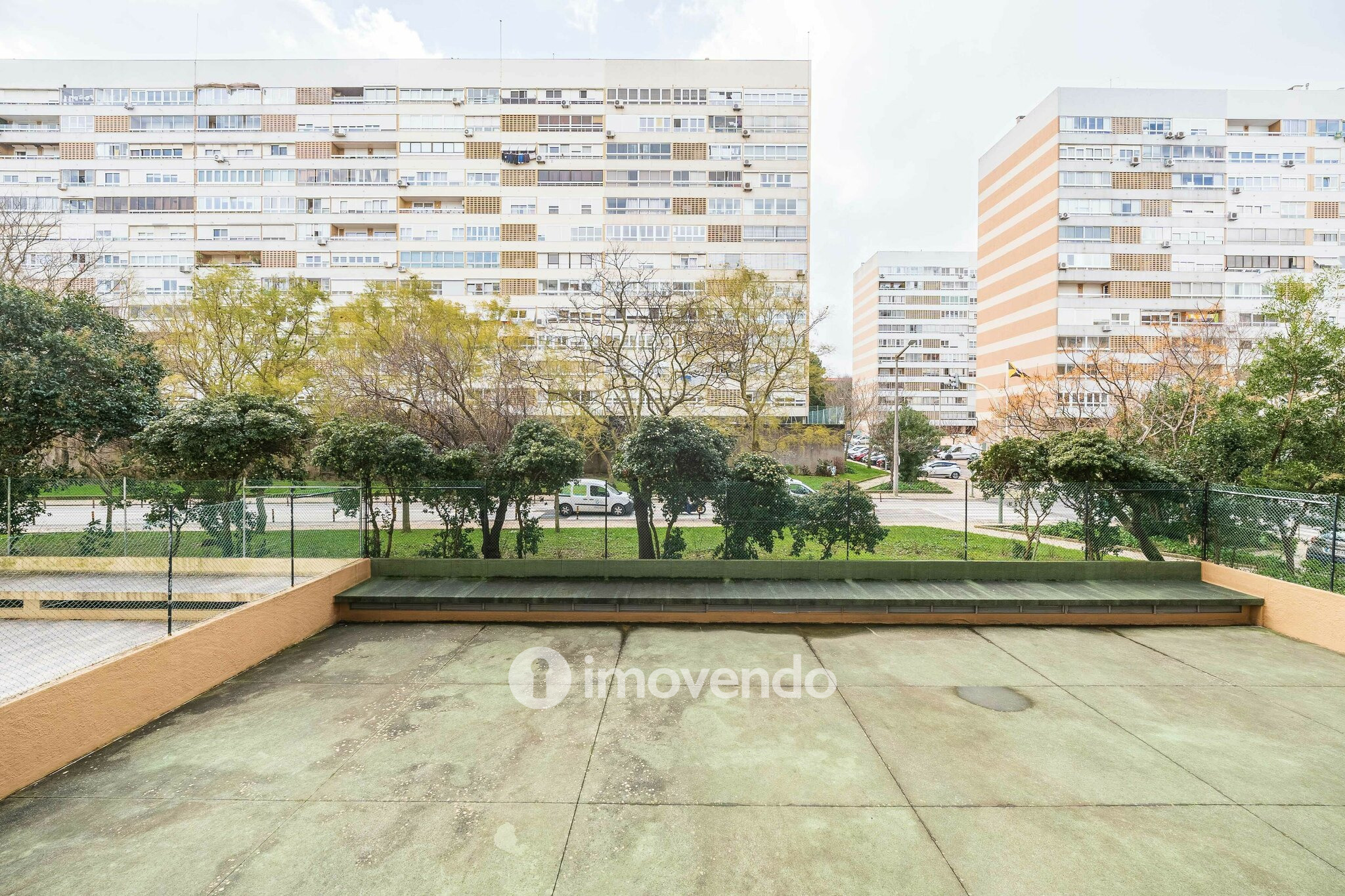 Apartamento T3 pronto a habitar, com estacionamento, na Portela