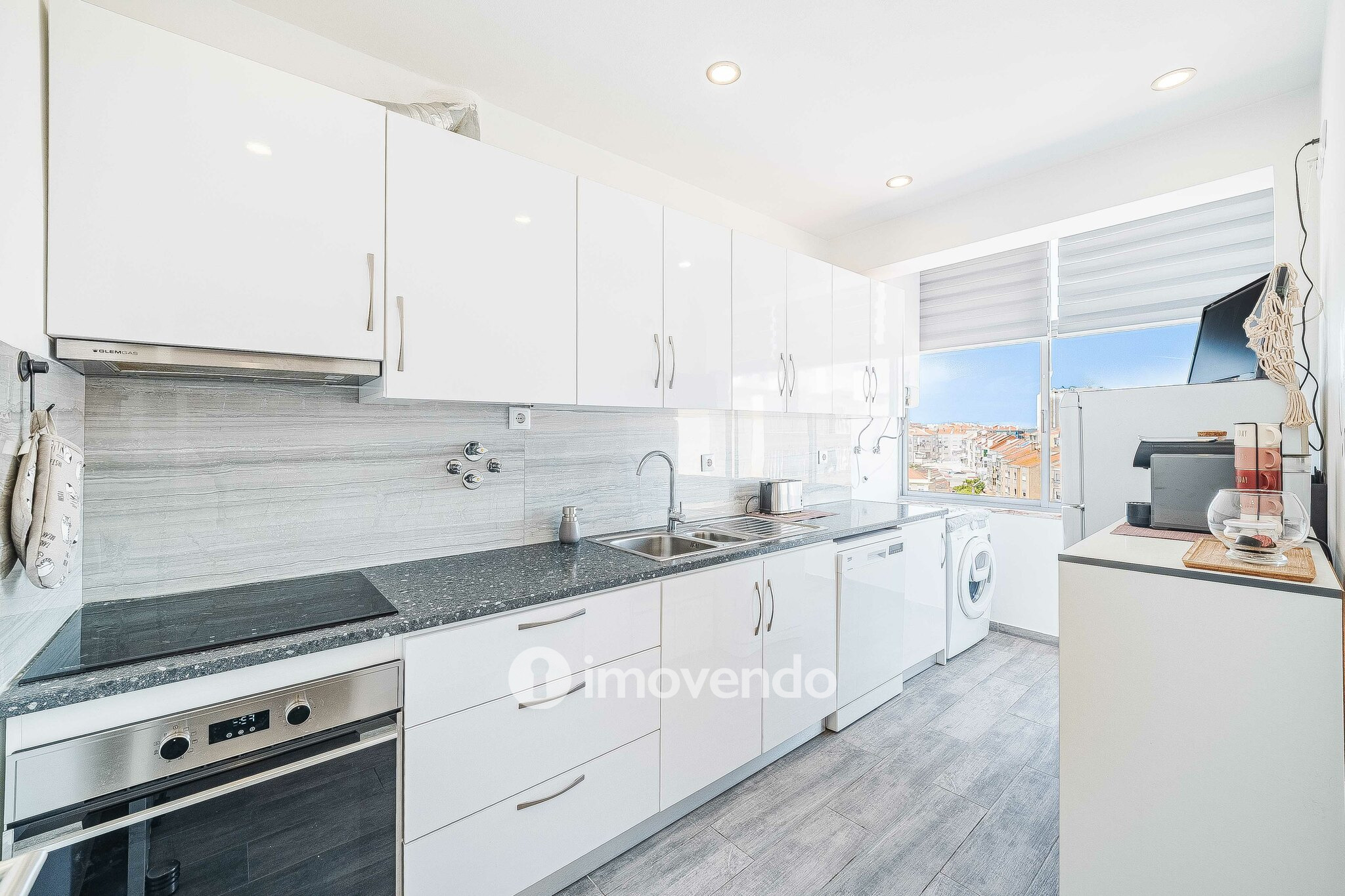 Apartamento T2 totalmente remodelado, nos Foros da Amora