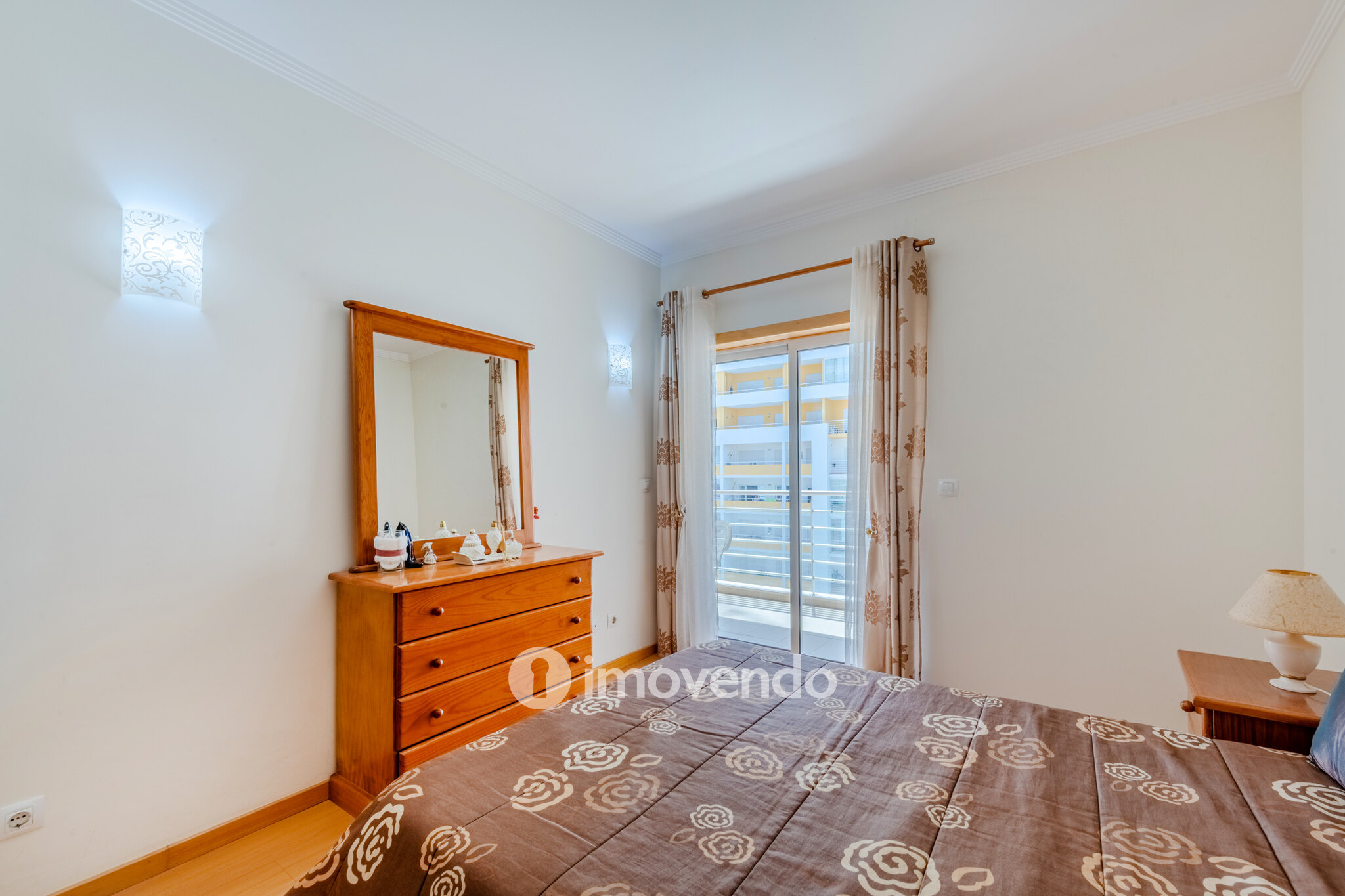 Apartamento T2 exclusivo, em condomínio com piscina, em Portimão