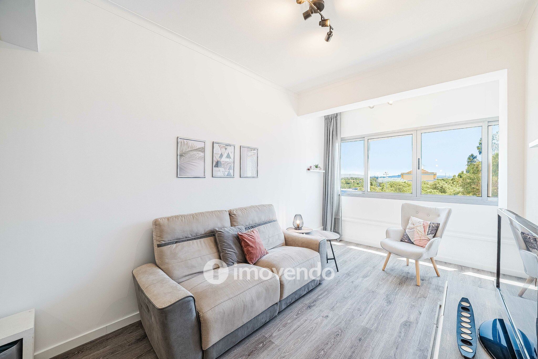 Apartamento T2 totalmente remodelado, nos Foros da Amora