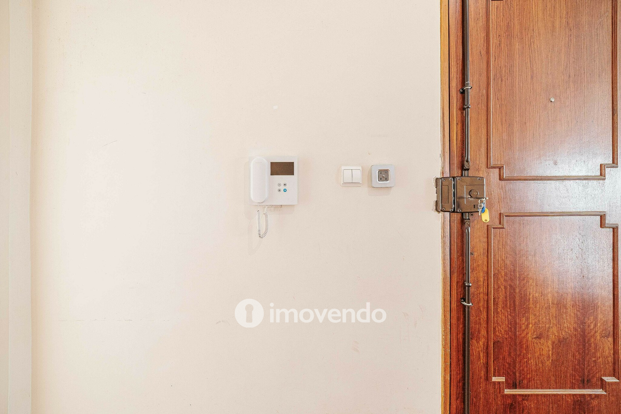 Apartamento T3 pronto a habitar, com estacionamento, na Portela