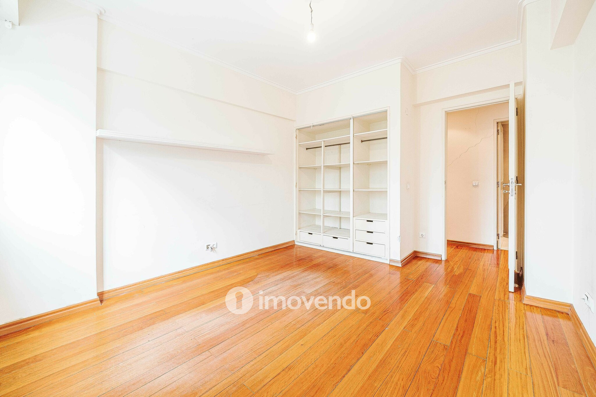 Apartamento T3 pronto a habitar, com estacionamento, na Portela