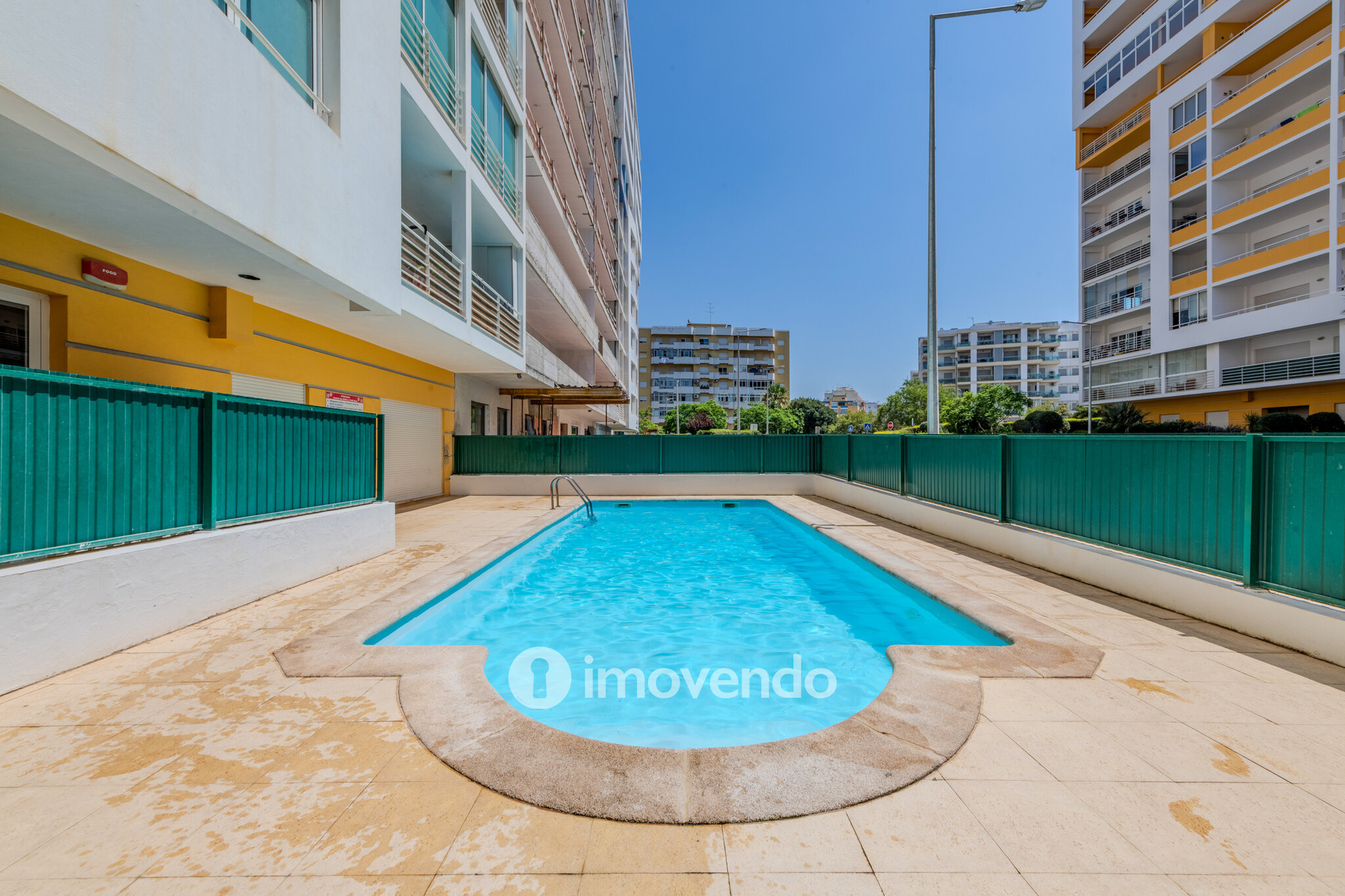 Apartamento T2 exclusivo, em condomínio com piscina, em Portimão