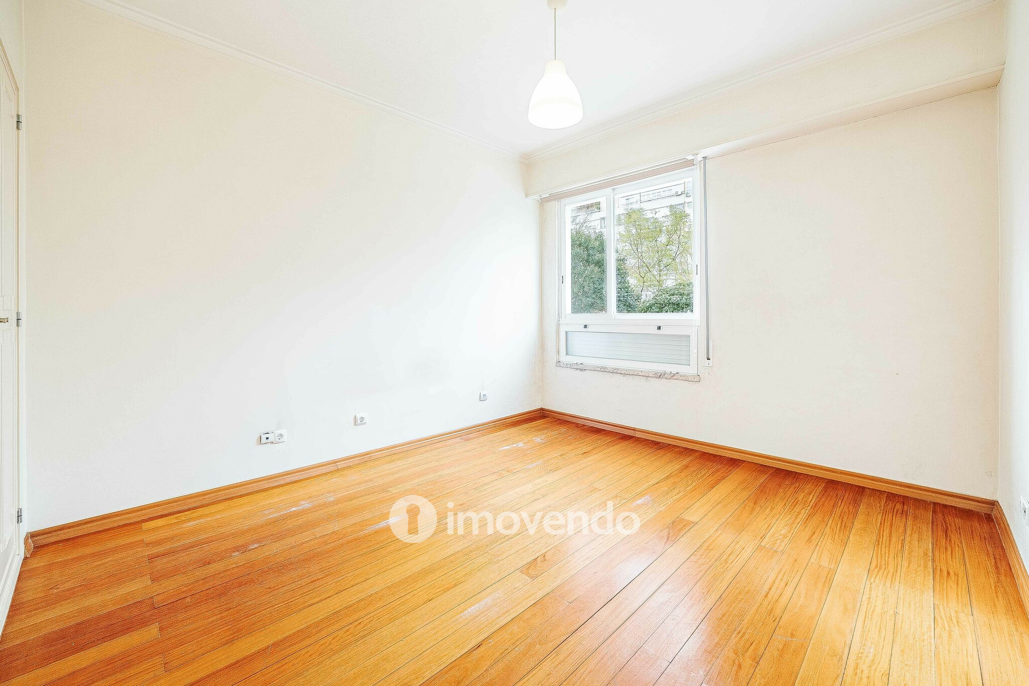 Apartamento T3 pronto a habitar, com estacionamento, na Portela