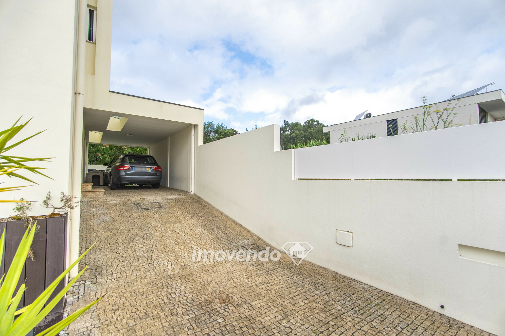 Moradia exclusiva T4, com terraço, jardim e garagem, na Maia