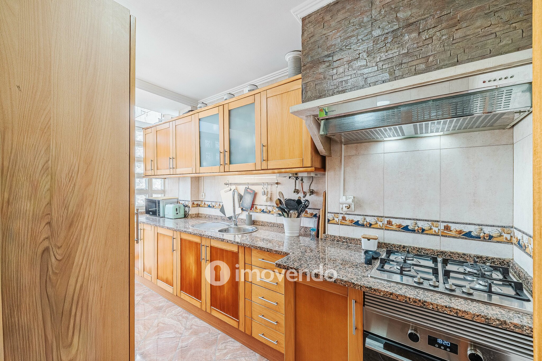 Apartamento T2 com cozinha equipada, na Amadora