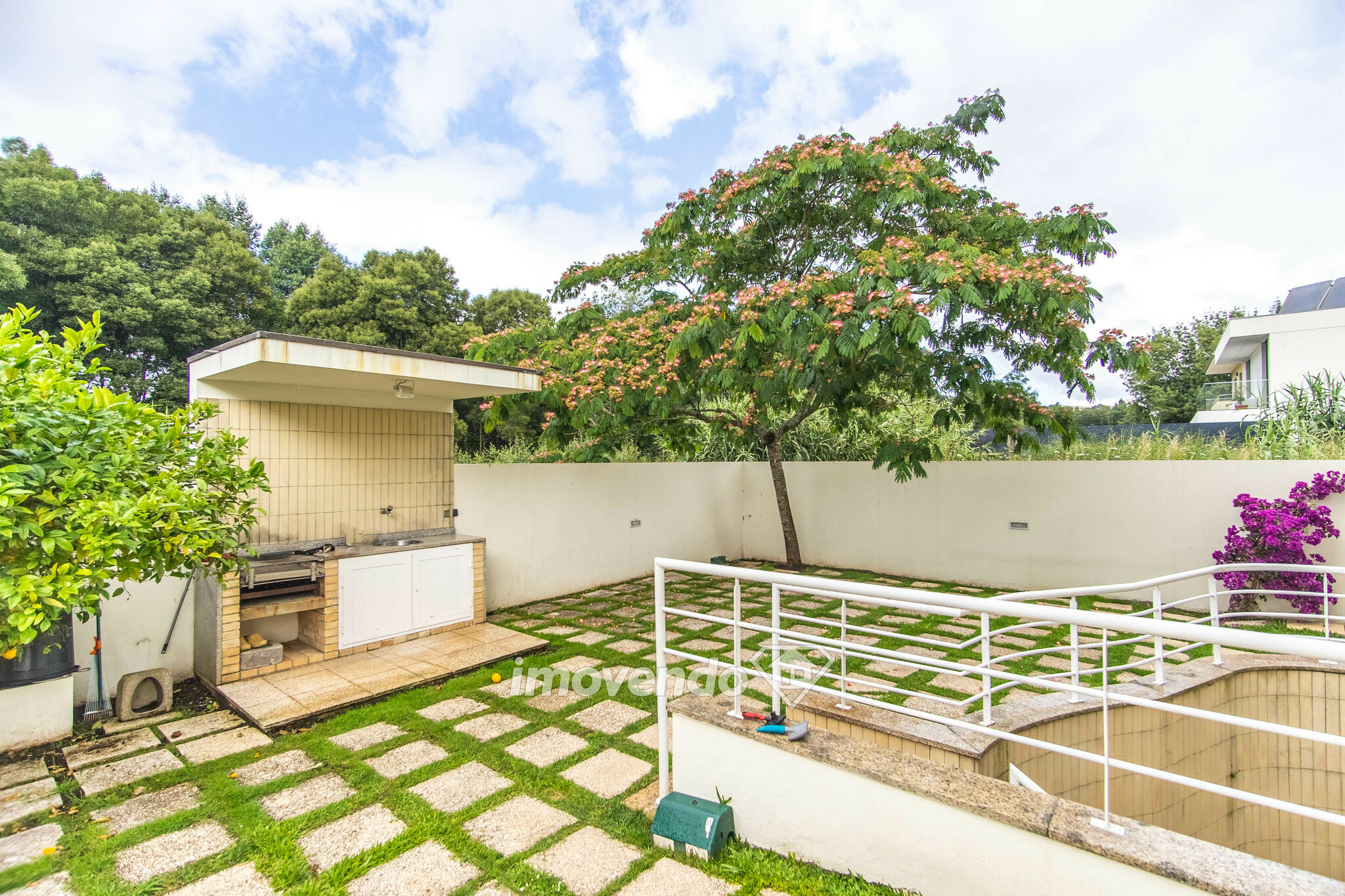 Moradia exclusiva T4, com terraço, jardim e garagem, na Maia