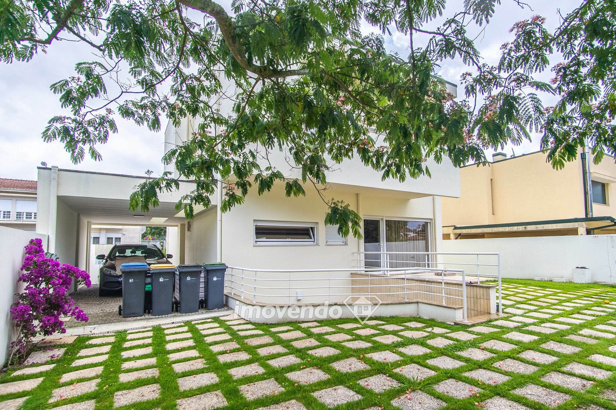 Moradia exclusiva T4, com terraço, jardim e garagem, na Maia
