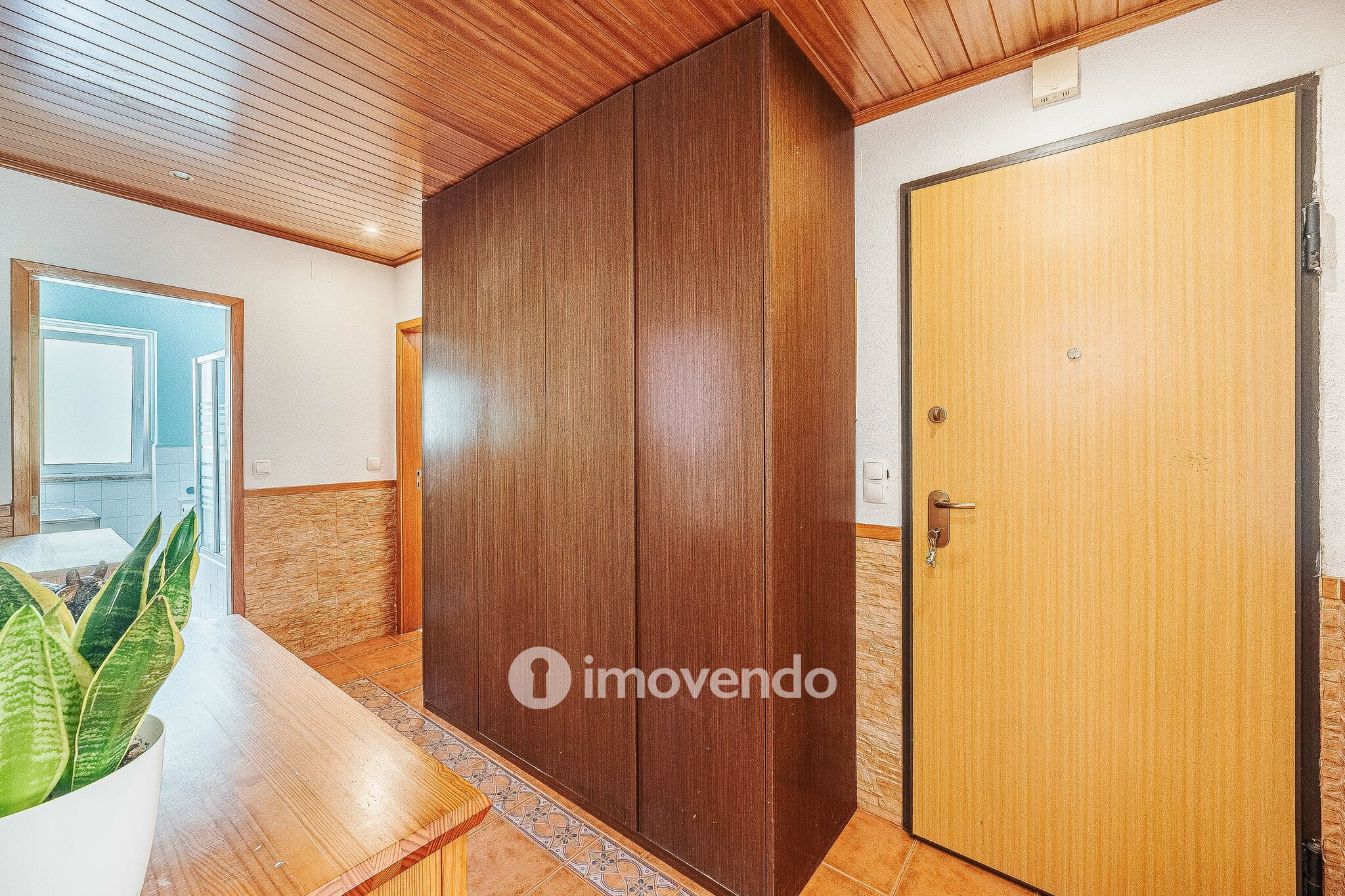 Apartamento T2 com cozinha equipada, na Amadora