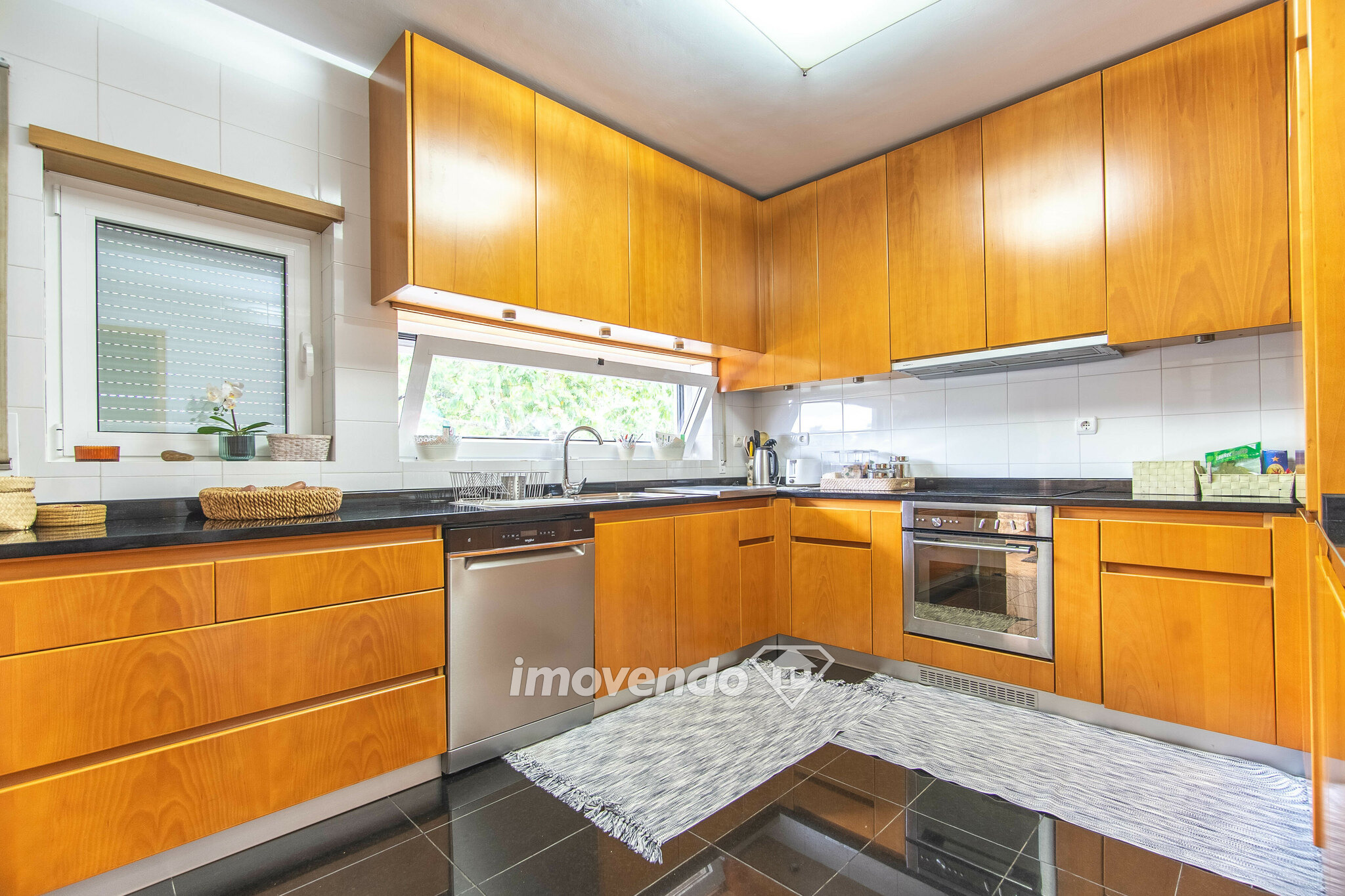 Moradia exclusiva T4, com terraço, jardim e garagem, na Maia