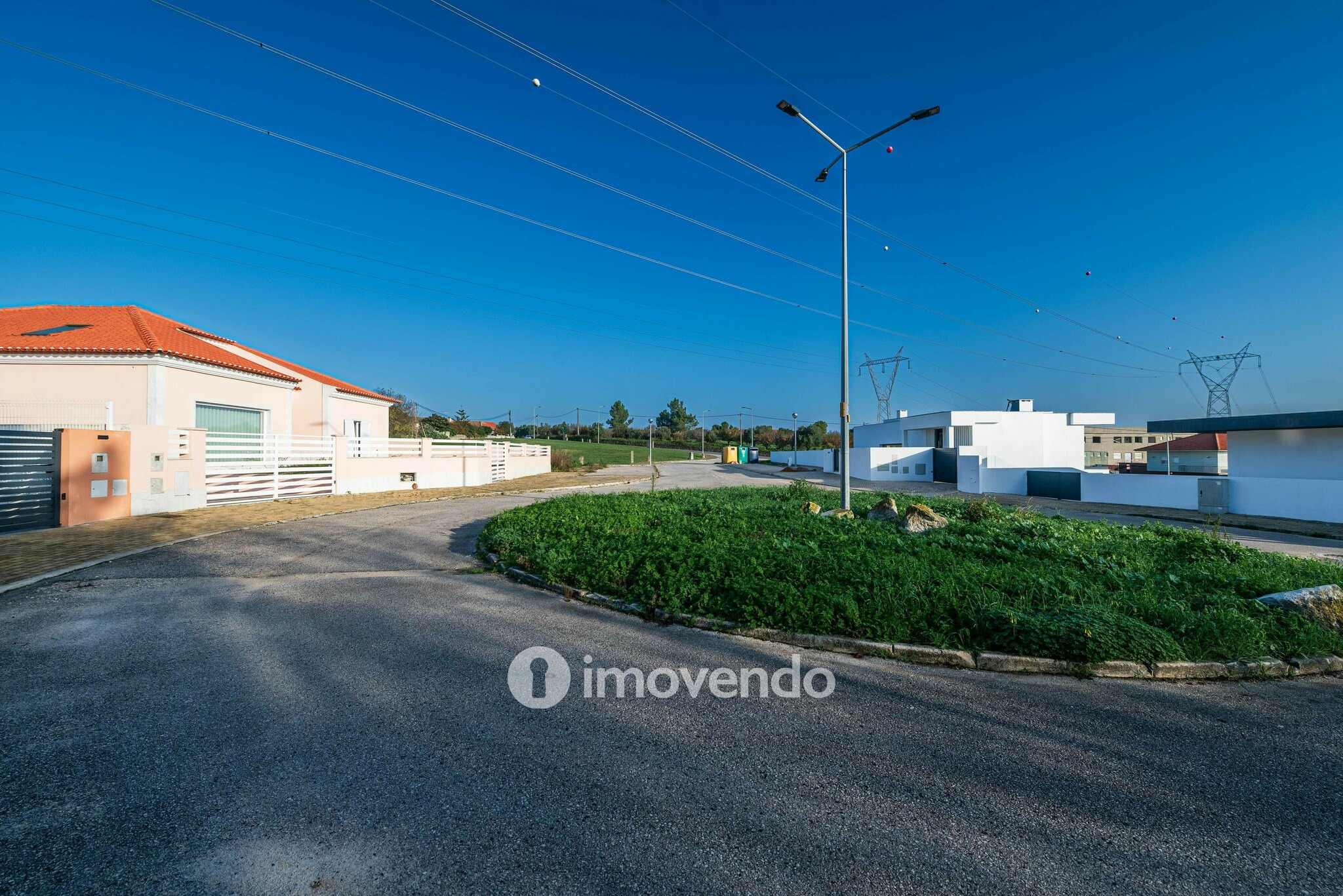 Moradia exclusiva T4, com garagem, na Arruda dos Vinhos