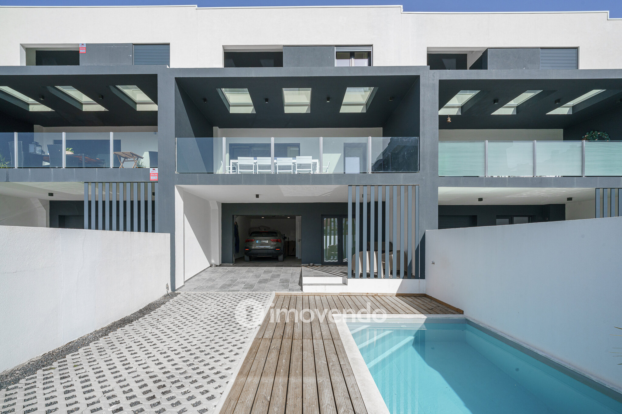 Moradia T3+1 moderna, com piscina e garagem, na Caparica