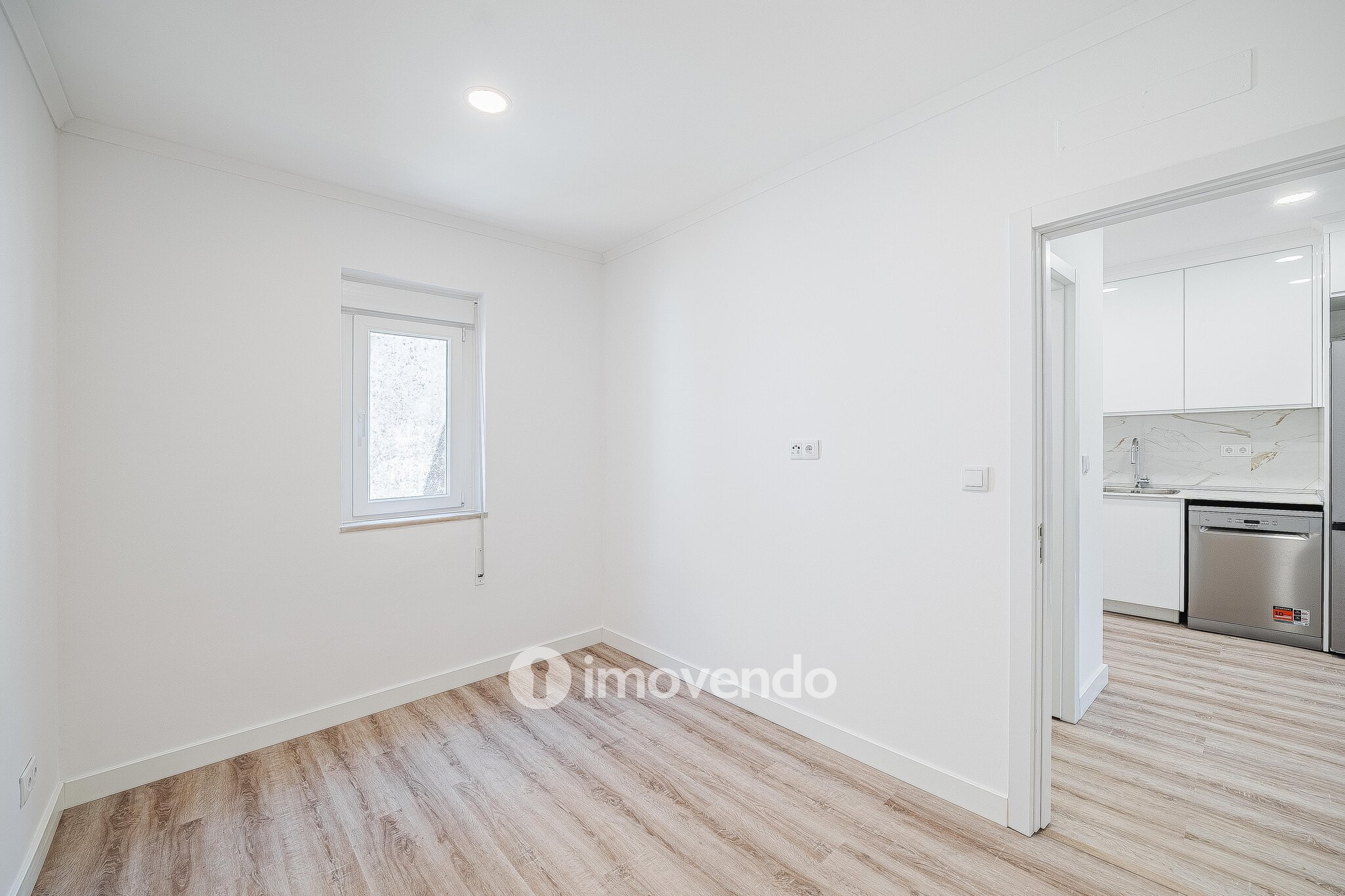 Apartamento T2 totalmente remodelado, com cozinha equipada, em Algés
