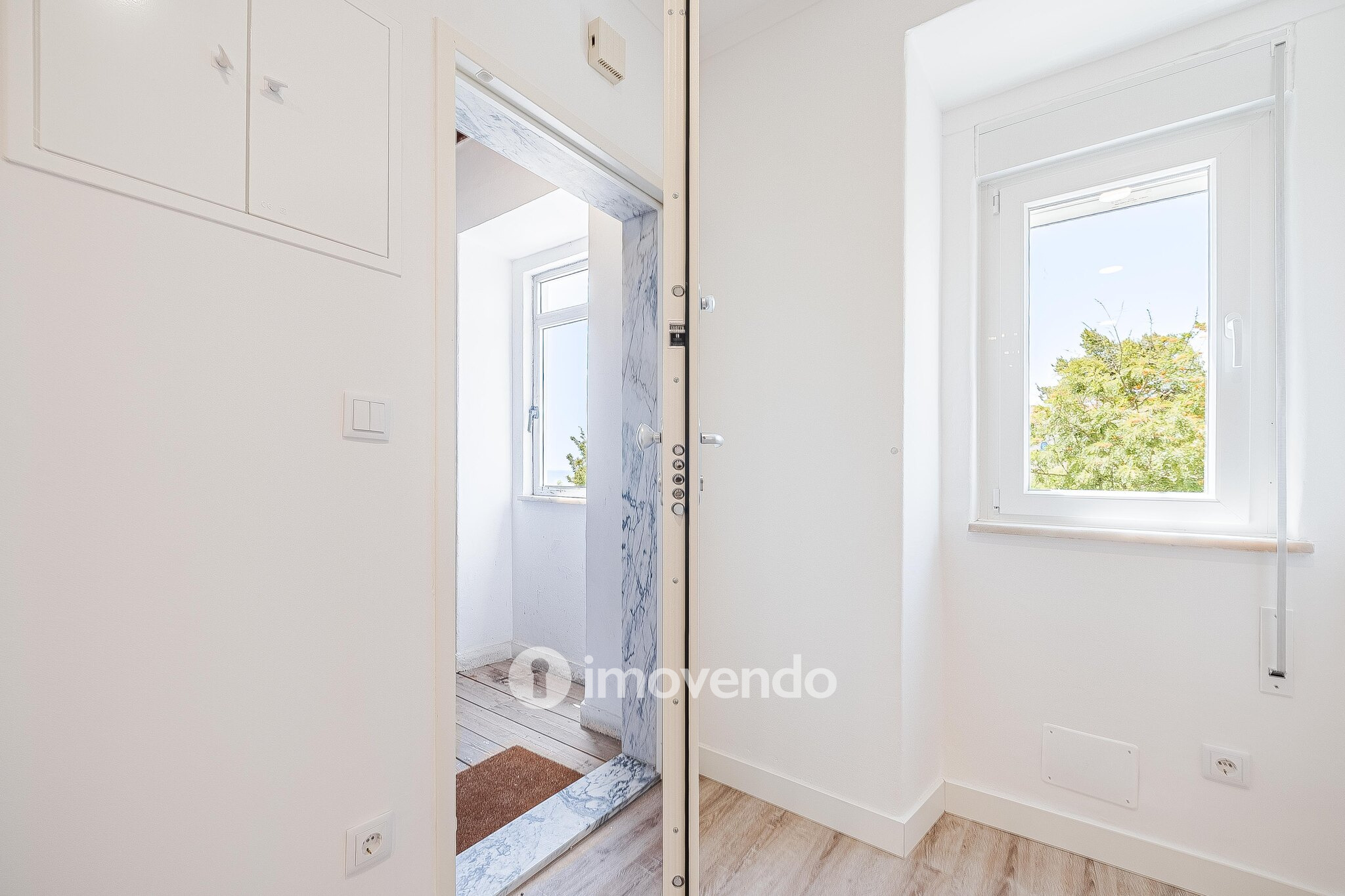 Apartamento T2 totalmente remodelado, com cozinha equipada, em Algés
