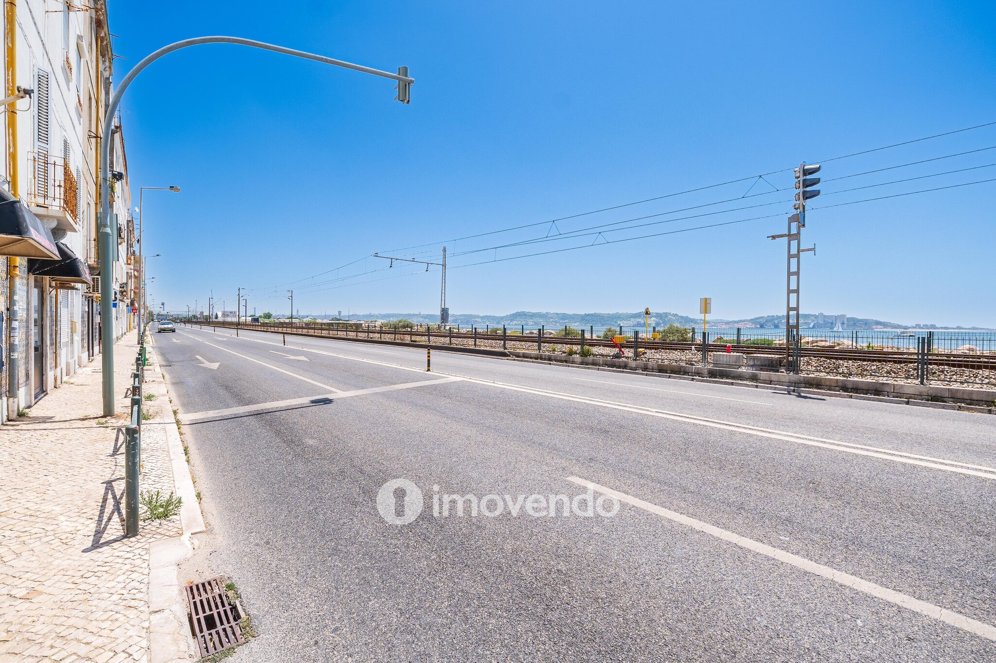 Apartamento T2 totalmente remodelado, com cozinha equipada, em Algés