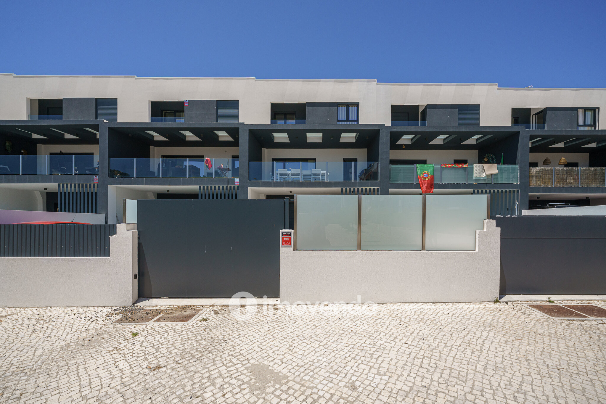 Moradia T3+1 moderna, com piscina e garagem, na Caparica