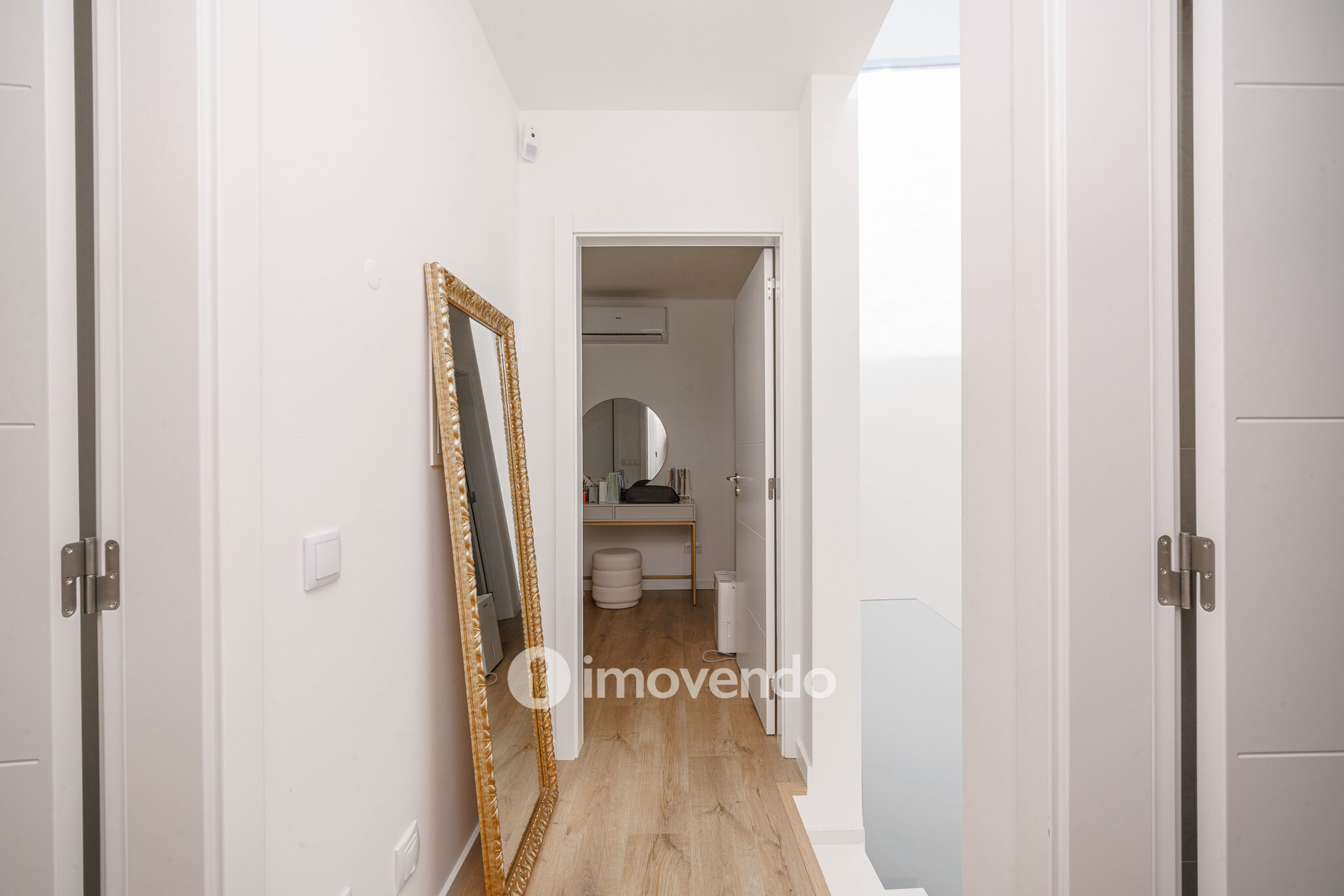 Moradia T3+1 moderna, com piscina e garagem, na Caparica
