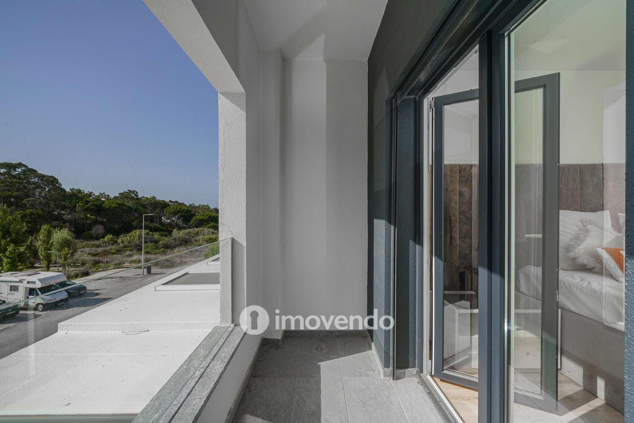 Moradia T3+1 moderna, com piscina e garagem, na Caparica